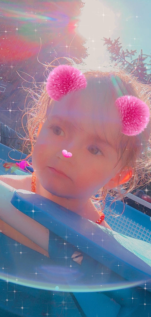 Tyana a rejoint le concours — aidez-le/la à gagner de superbes lots ! child, chin, electric_blue, eyebrow, facial_expression, flash_photography, fun, hairstyle, happy, headpiece, headwear, leisure, lip, magenta, person, pink, recreation, skin, sky, summer