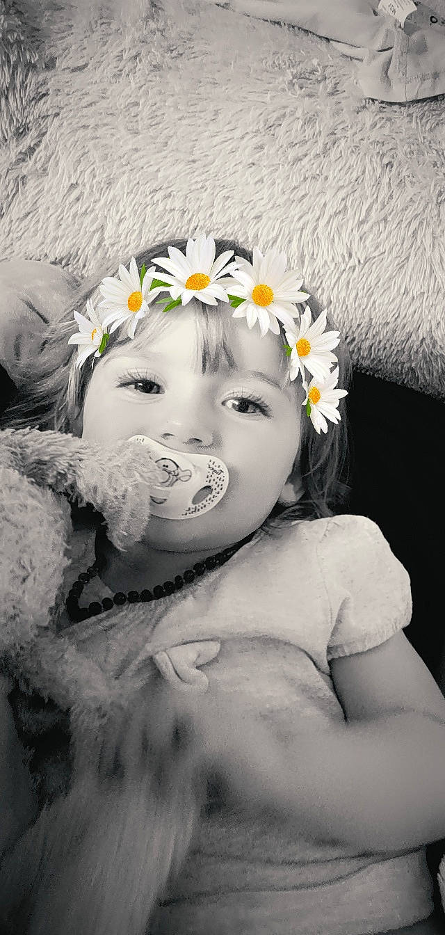 Tyana a rejoint le concours — aidez-le/la à gagner de superbes lots ! arm, dress, eye, eyebrow, face, flash_photography, flower, grass, hand, happy, head, headgear, headpiece, headwear, human_body, iris, person, petal, plant, skin