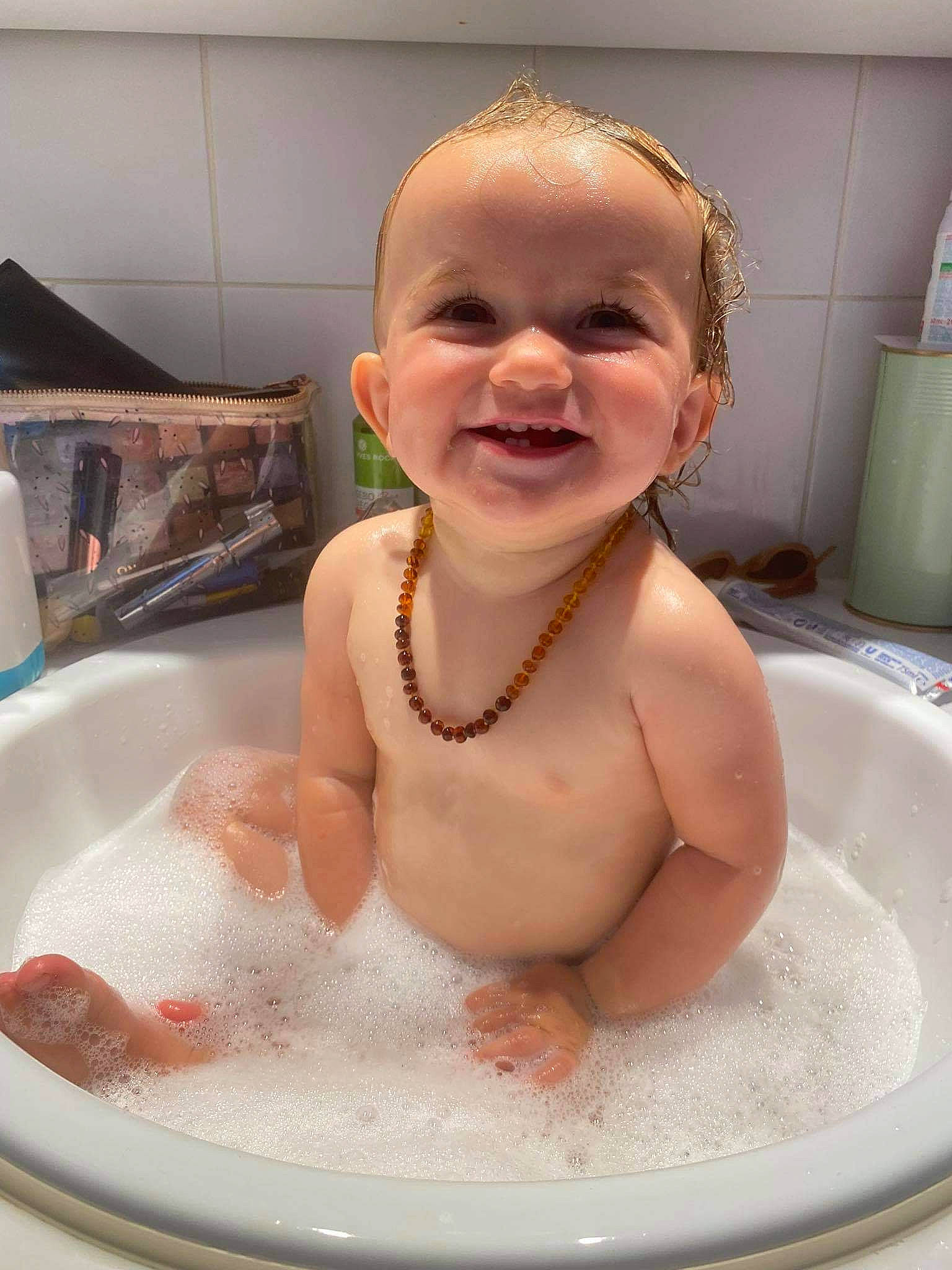 Tyana participe au concours pour gagner de l'argent avec cette photo : baby, baby_bathing, bathing, bathroom, bathtub, cheek, chest, fluid, fun, happy, jaw, joy, mouth, organ, person, personal_care, pink, plumbing, skin, smile