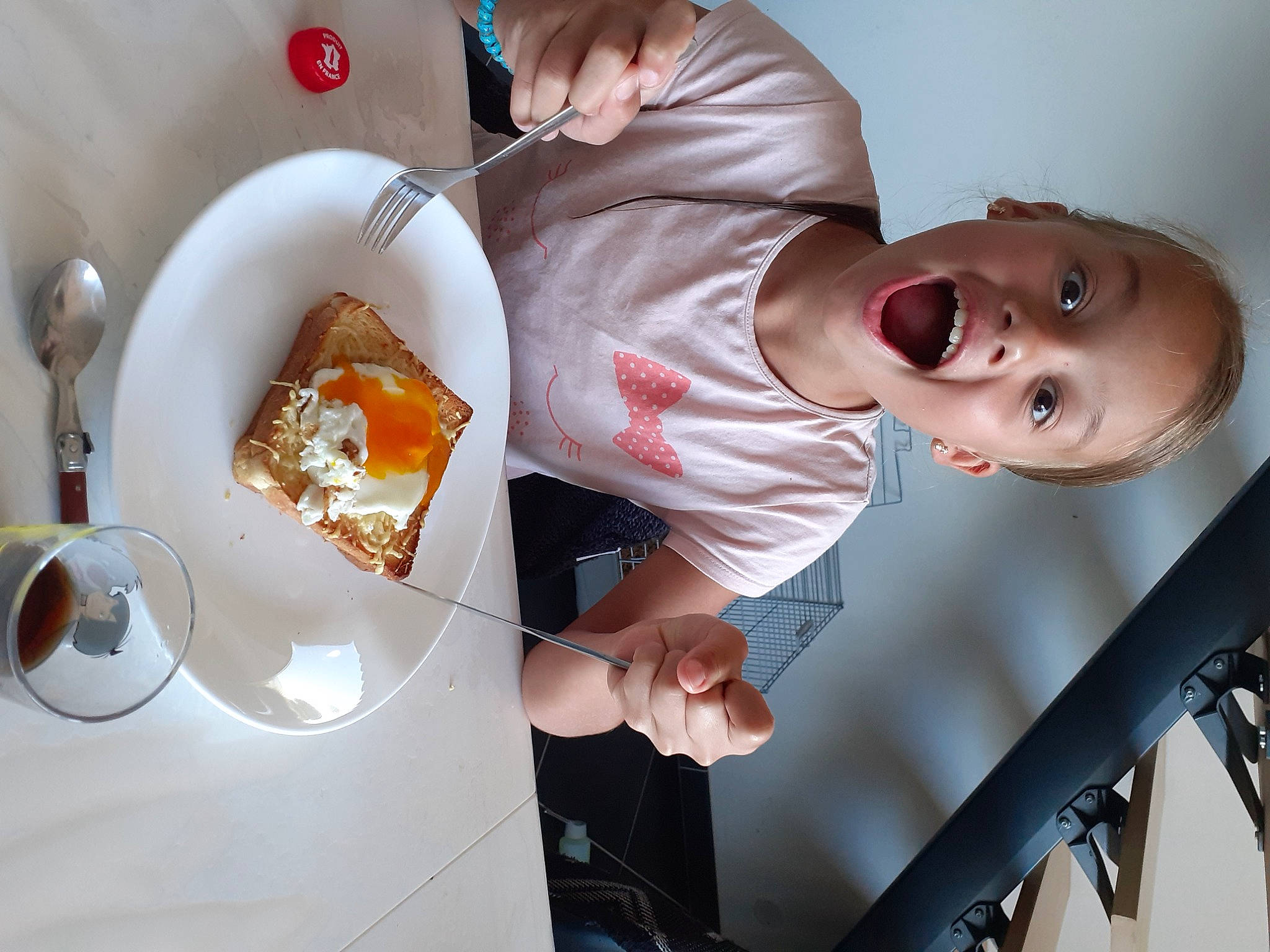 Maïna a rejoint le concours — aidez-le/la à gagner de superbes lots ! arm, baby, baby_toddler_clothing, coffee_cup, cooking, cuisine, cup, dish, dishware, drinkware, food, ingredient, kitchen_appliance, kitchen_utensil, person, plate, serveware, sleeve, surprise, tableware