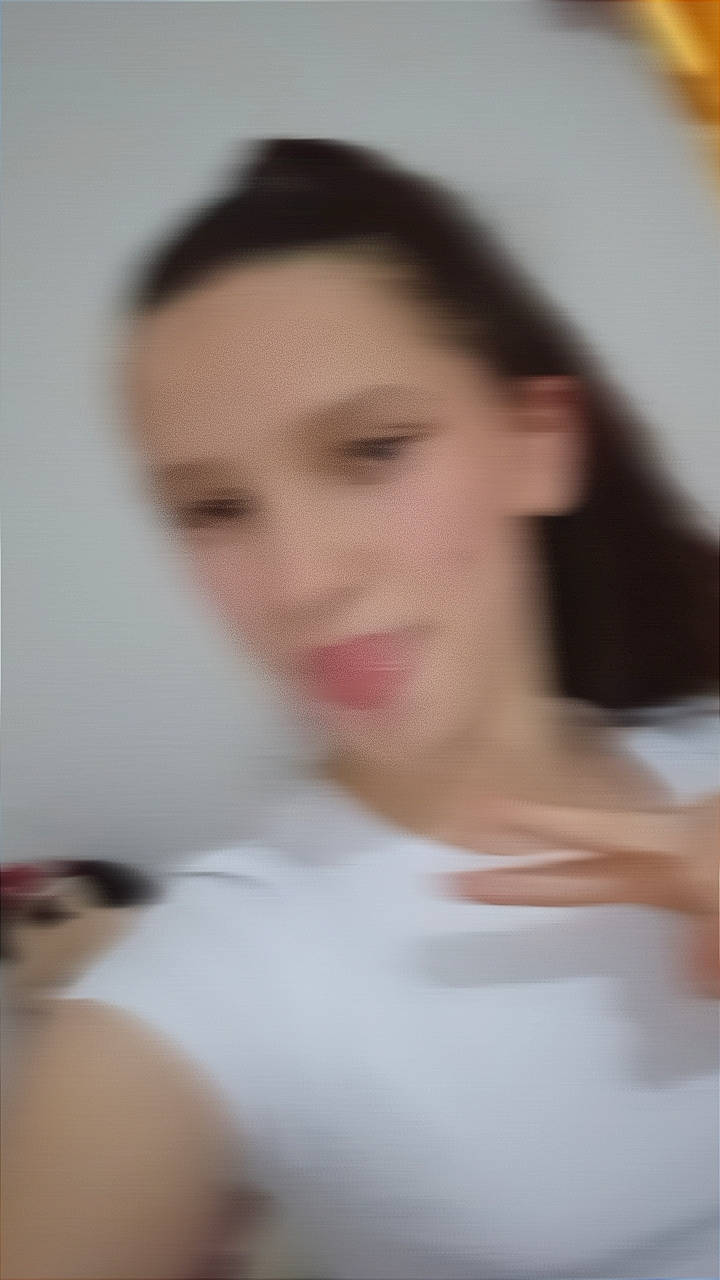 Jadelina participe au concours pour gagner de l'argent avec cette photo : abdomen, cheek, chest, chin, elbow, event, eyebrow, eyelash, flash_photography, gesture, happy, jaw, neck, nose, person, portrait_photography, sitting, thigh, throat