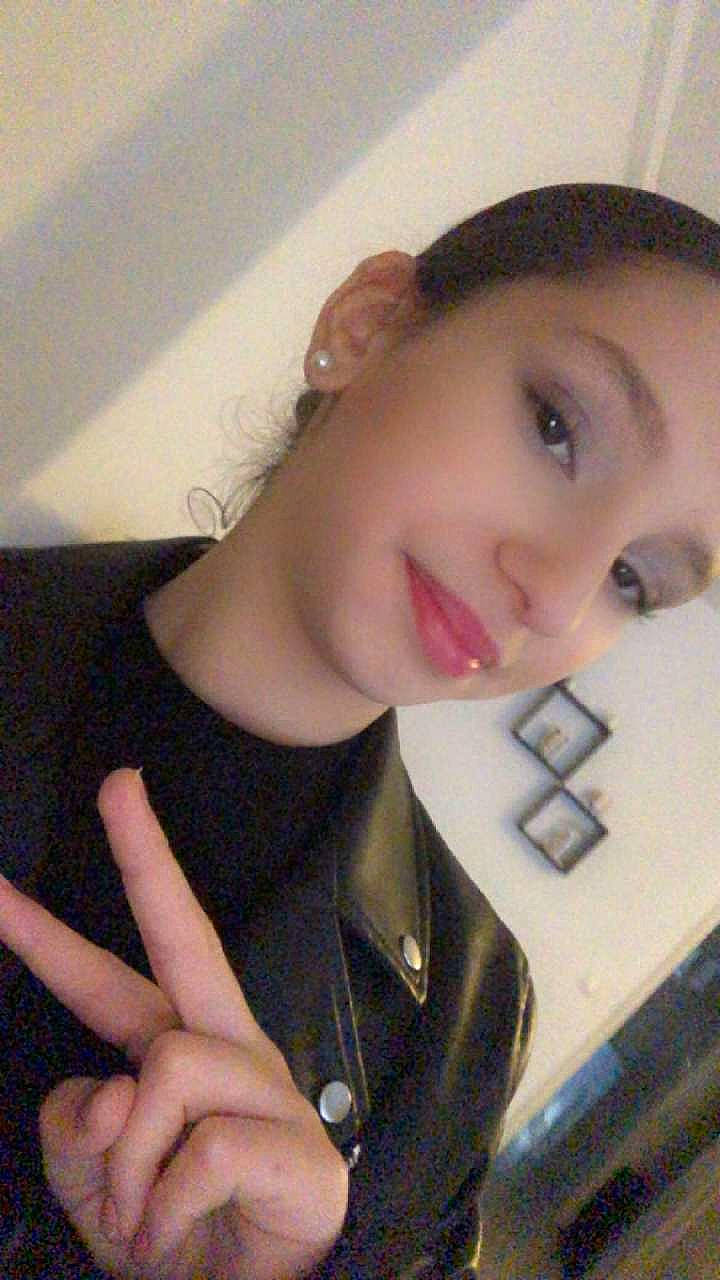 Jadelina participe au concours pour gagner de l'argent avec cette photo : black_hair, cheek, dress_shirt, ear, eyebrow, eyelash, fashion_accessory, finger, gesture, happy, jaw, joy, lip, lipstick, nail, neck, nose, person, selfie, sleeve