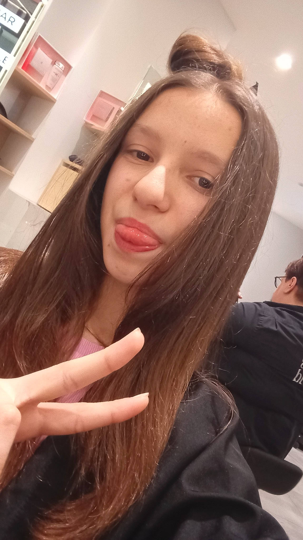 Jadelina participe au concours pour gagner de l'argent avec cette photo : black_hair, cheek, chin, eyebrow, eyelash, forehead, gesture, hair, jaw, layered_hair, lip, long_hair, makeover, mouth, neck, nose, person, selfie, shoulder, skin