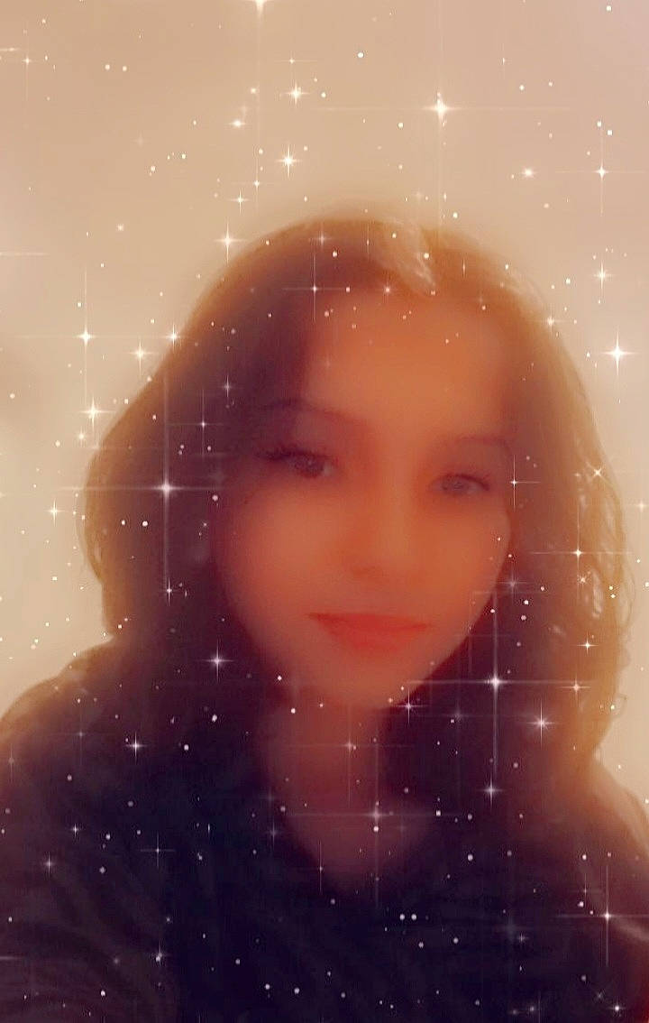 Jade participe au concours pour gagner de l'argent avec cette photo : astronomical_object, cheek, circle, darkness, event, eyebrow, fashion_accessory, flash_photography, freezing, fun, happy, lens_flare, nose, person, portrait_photography, precipitation, selfie, snow, space, window