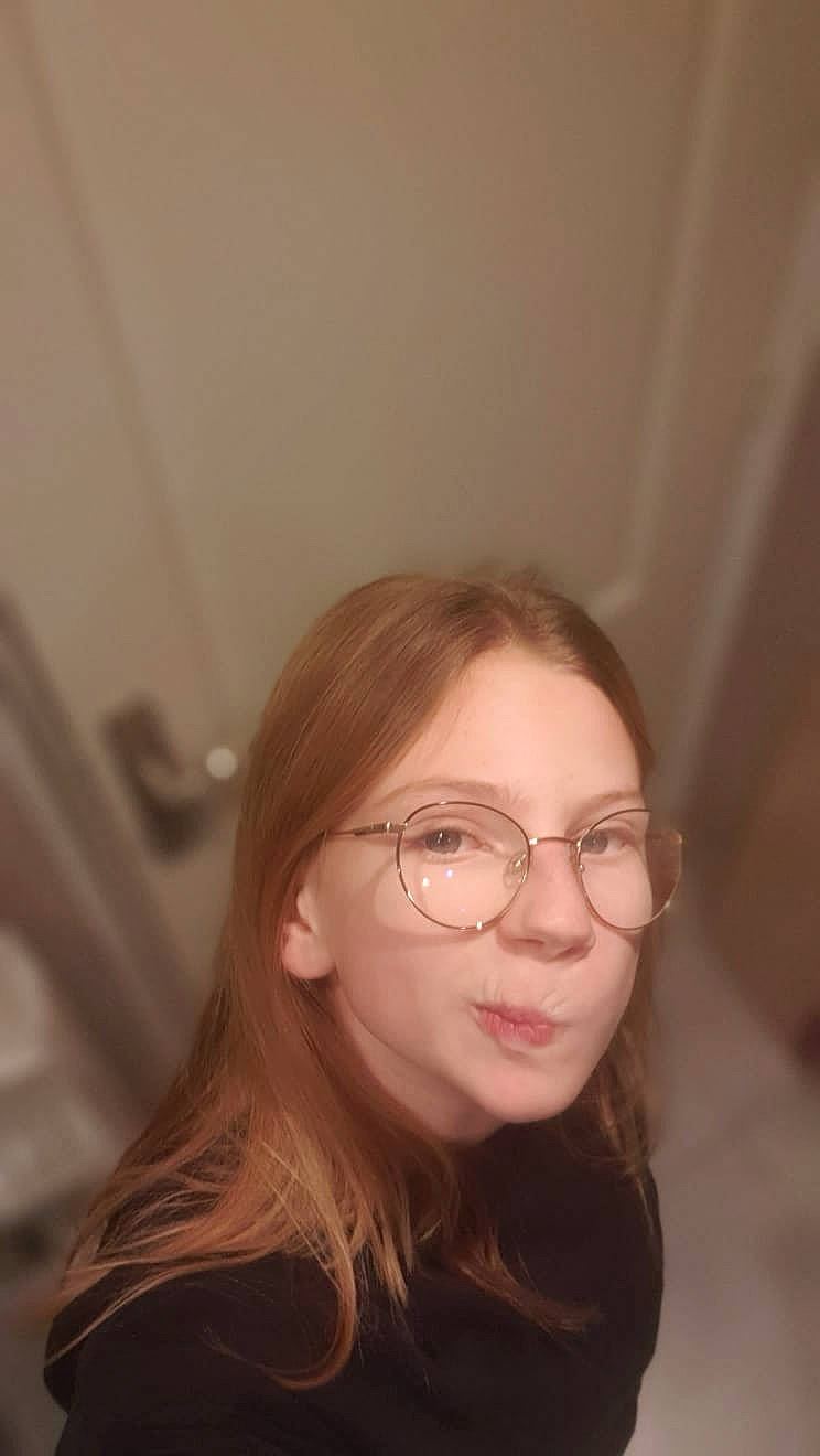 Elsa participe au concours pour gagner de l'argent avec cette photo : cheek, ear, eyebrow, eyelash, eyewear, flash_photography, forehead, fun, glasses, happy, human_body, jaw, layered_hair, lip, mouth, nose, person, selfie, smile, throat