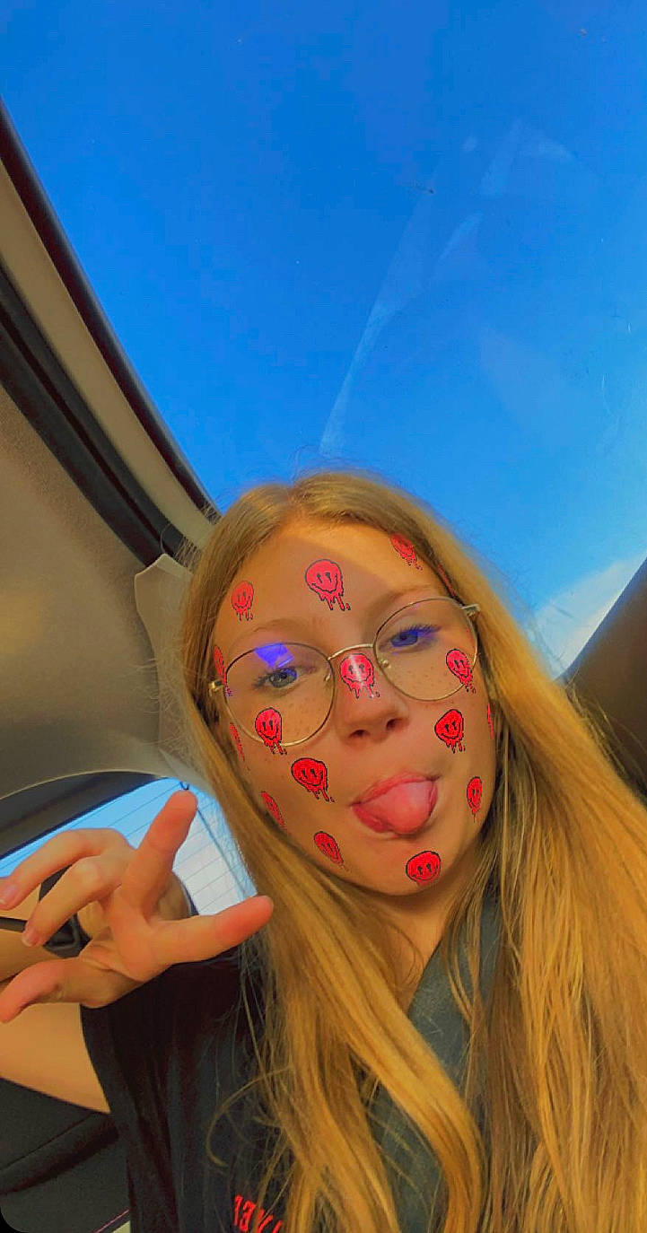 Elsa participe au concours pour gagner de l'argent avec cette photo : electric_blue, eyebrow, eyelash, eyewear, finger, fun, gesture, glass, human_leg, landscape, leisure, lip, mouth, nail, person, skin, sky, tints_and_shades, travel, vehicle_door