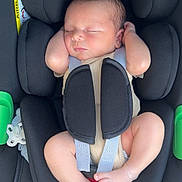 Kassim participe au concours pour gagner de l'argent avec cette photo : baby, newborn, car_seat, sleeping, infant, child, straps, black, relaxed, peaceful, skin, legs, feet, arms, head, outdoor, daylight, comfort, seat, safety