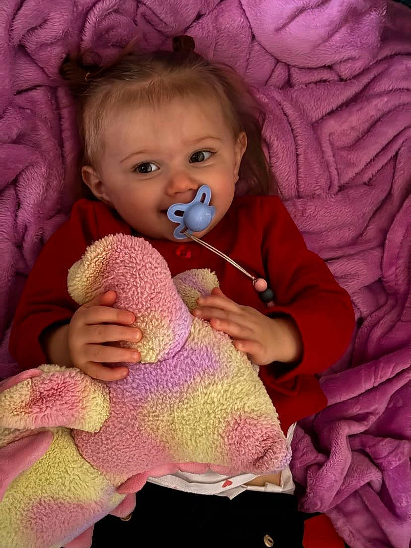 Ava a rejoint le concours — aidez-le/la à gagner de superbes lots ! baby, baby_toddler_clothing, cheek, comfort, eye, eyelash, finger, human_body, iris, leg, lip, mouth, neck, nose, outerwear, person, pink, purple, skin, sleeve