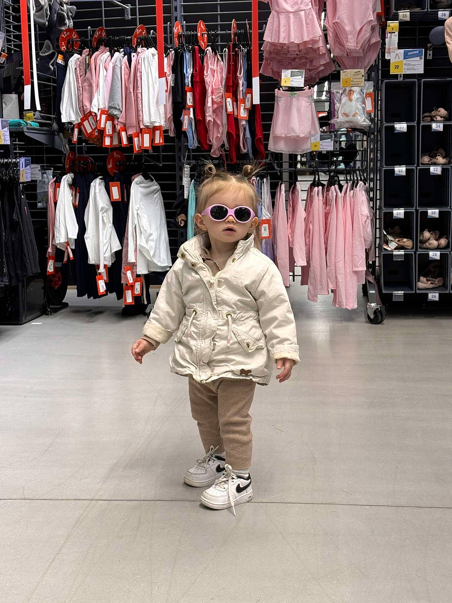 Ava participe au concours pour gagner de l'argent avec cette photo : bag, boot, city, cool, event, eyewear, fashion, fashion_design, human_leg, luggage_and_bags, pedestrian, person, retail, shopping, sidewalk, sneakers, sportswear, style, sunglasses, vision_care