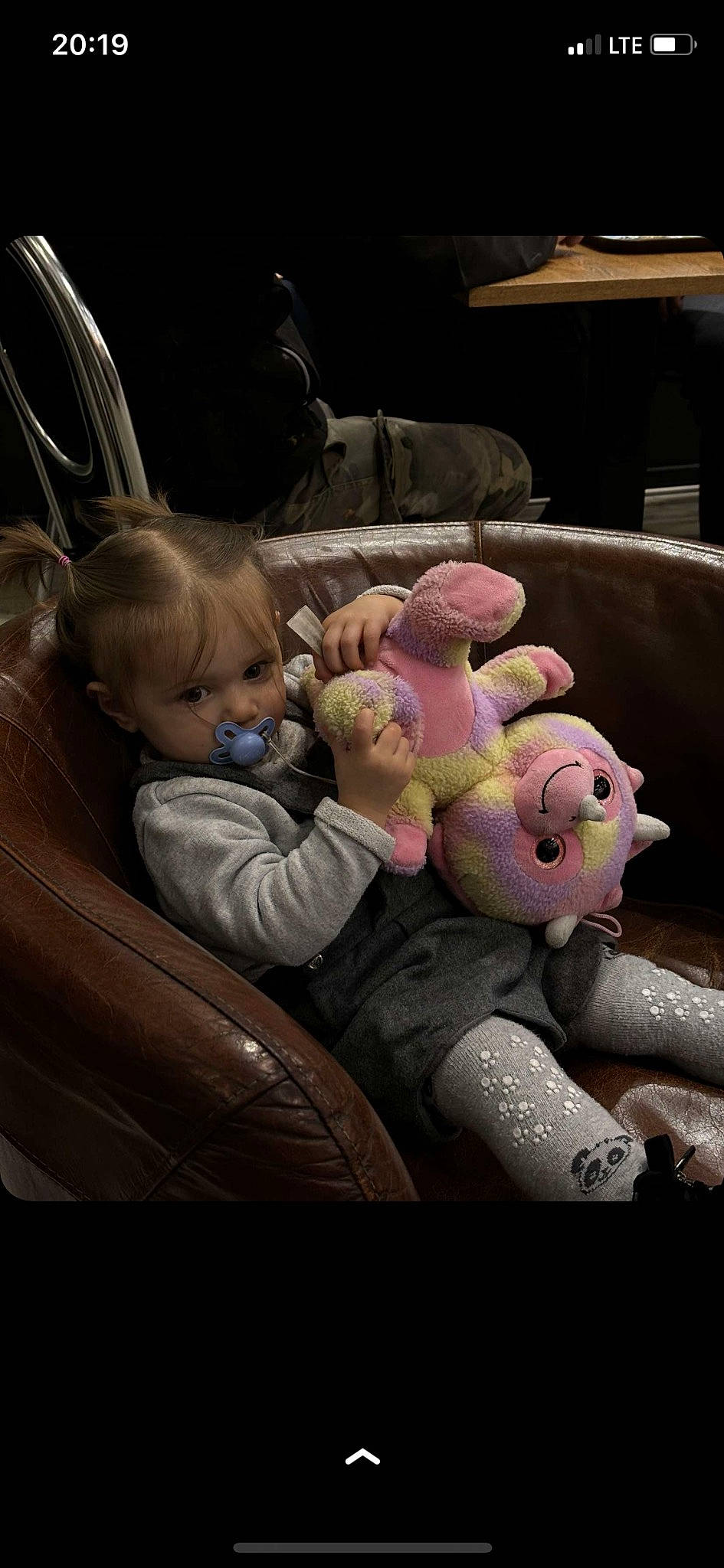 Ava a rejoint le concours — aidez-le/la à gagner de superbes lots ! auto_part, baby, baby_carriage, baby_products, car_seat, chair, child, comfort, darkness, doll, family_car, fun, human, lap, motor_vehicle, person, room, sitting, stuffed_toy, toddler