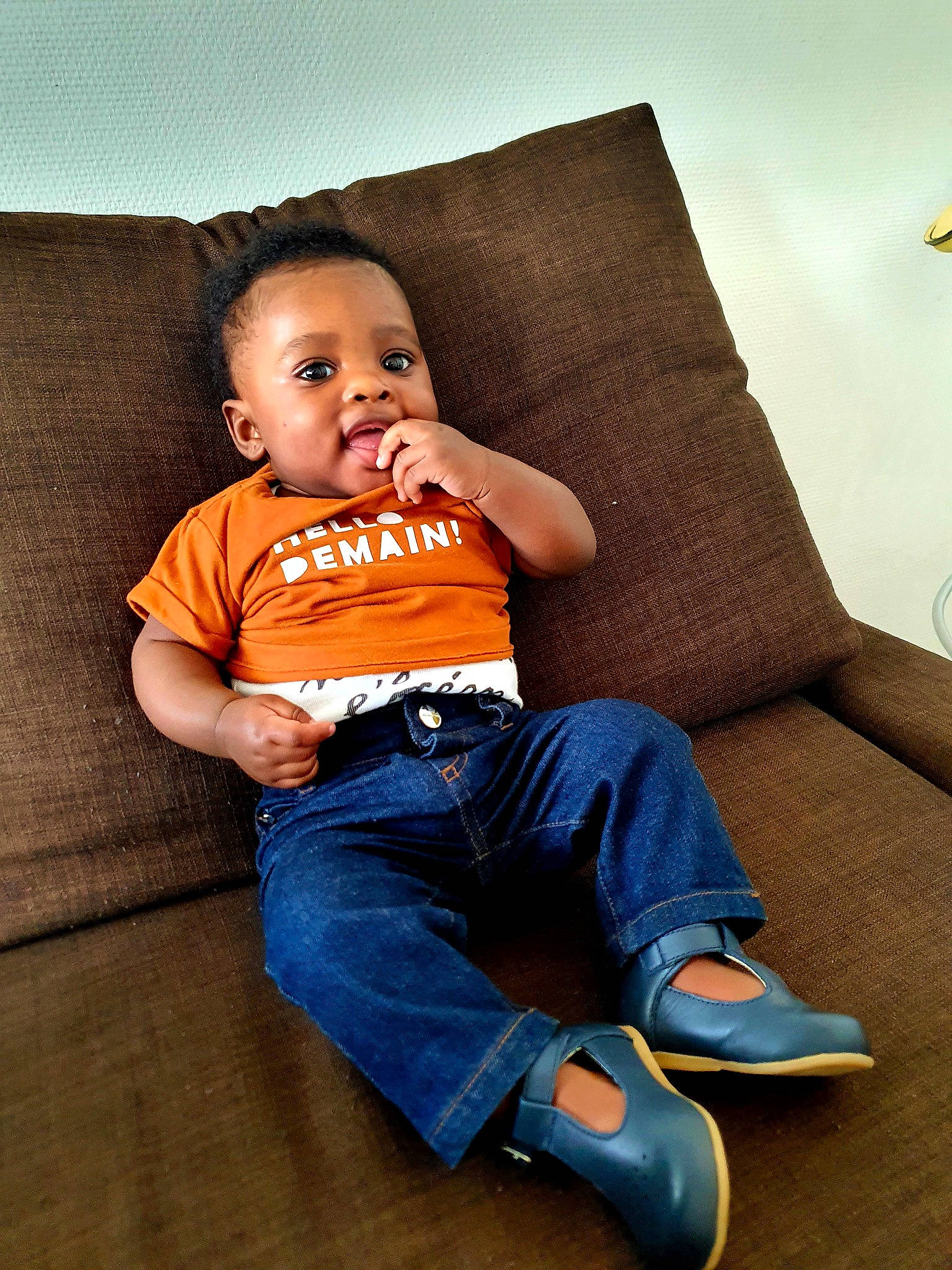 Caleb a rejoint le concours — aidez-le/la à gagner de superbes lots ! cheek, chin, comfort, eye, face, finger, flash_photography, hair, hairstyle, head, jeans, knee, leg, person, shoe, shoulder, skin, sleeve, t_shirt, thigh