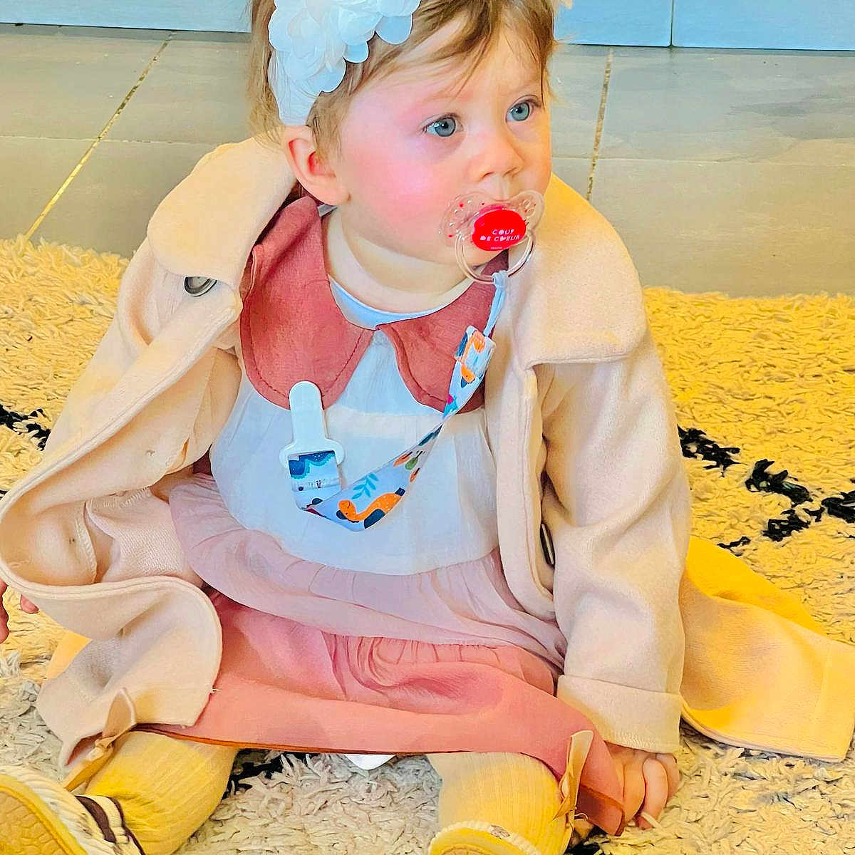 Sofia participe au concours pour gagner de l'argent avec cette photo : accessories, baby, biting, brownhair, clothing, costume, cream, dessert, eating, face, food, hair, hardwood, head, jewelry, necklace, person, sitting, sleeve, wood