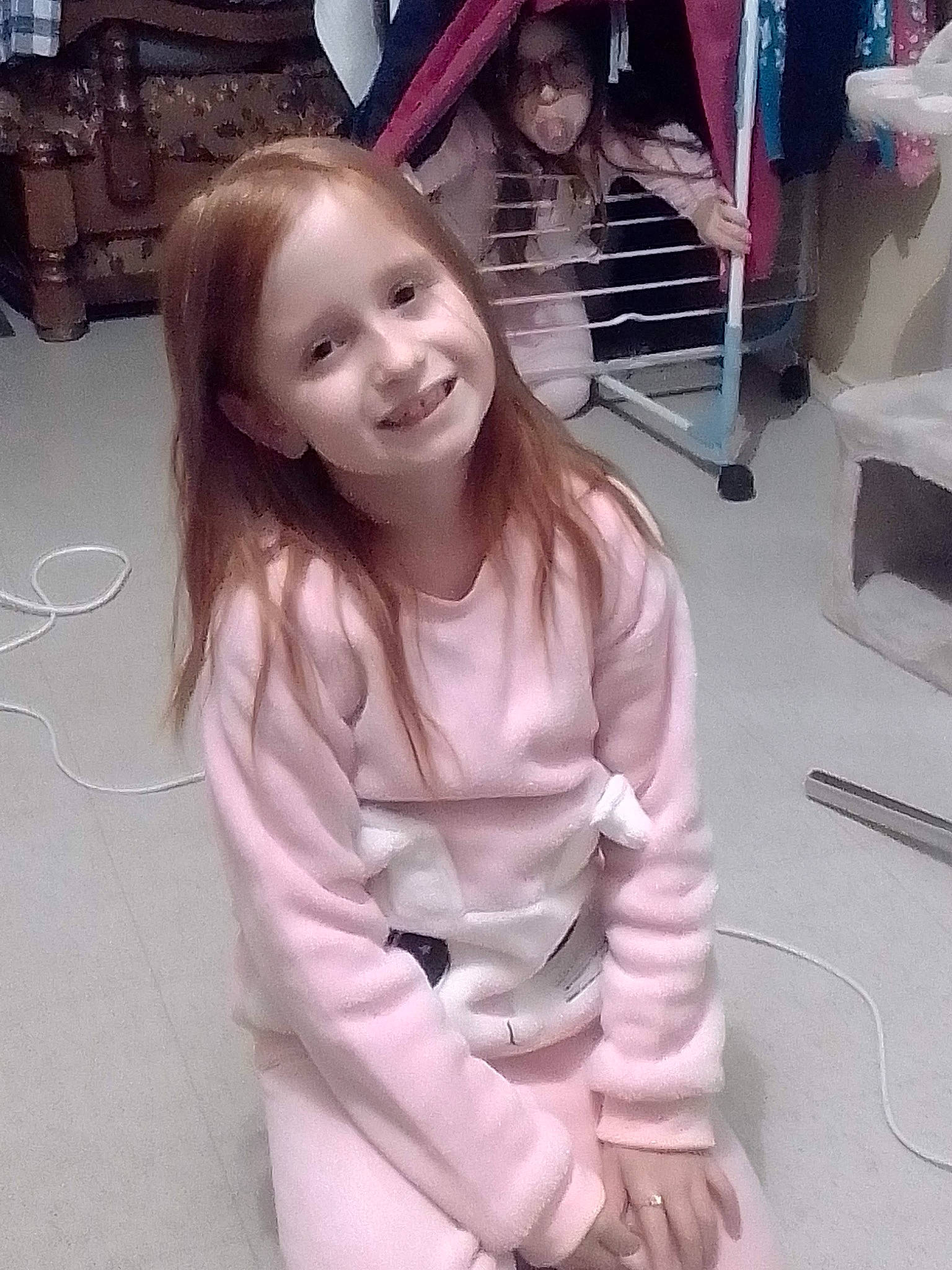 Ambre participe au concours pour gagner de l'argent avec cette photo : beauty, chair, cool, event, face, flooring, fun, hair, happy, head, human_leg, joy, long_hair, mouth, person, sitting, skin, sleeve, smile, thigh