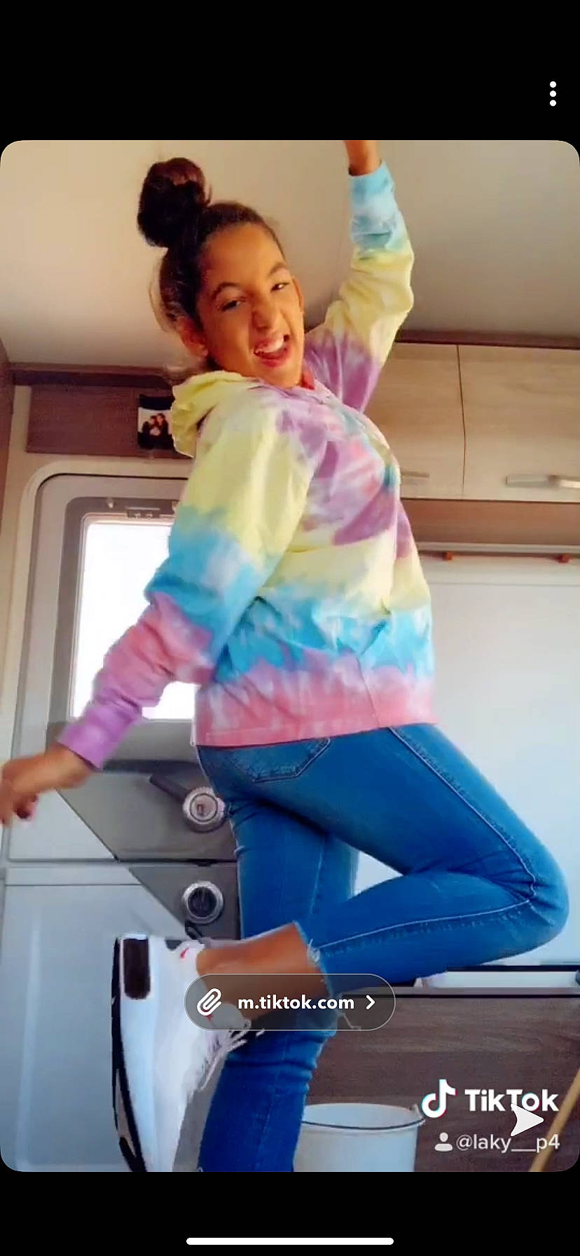 Laky a rejoint le concours — aidez-le/la à gagner de superbes lots ! child, cool, jeans, leg, person, photography, play, shoulder, smile, toddler