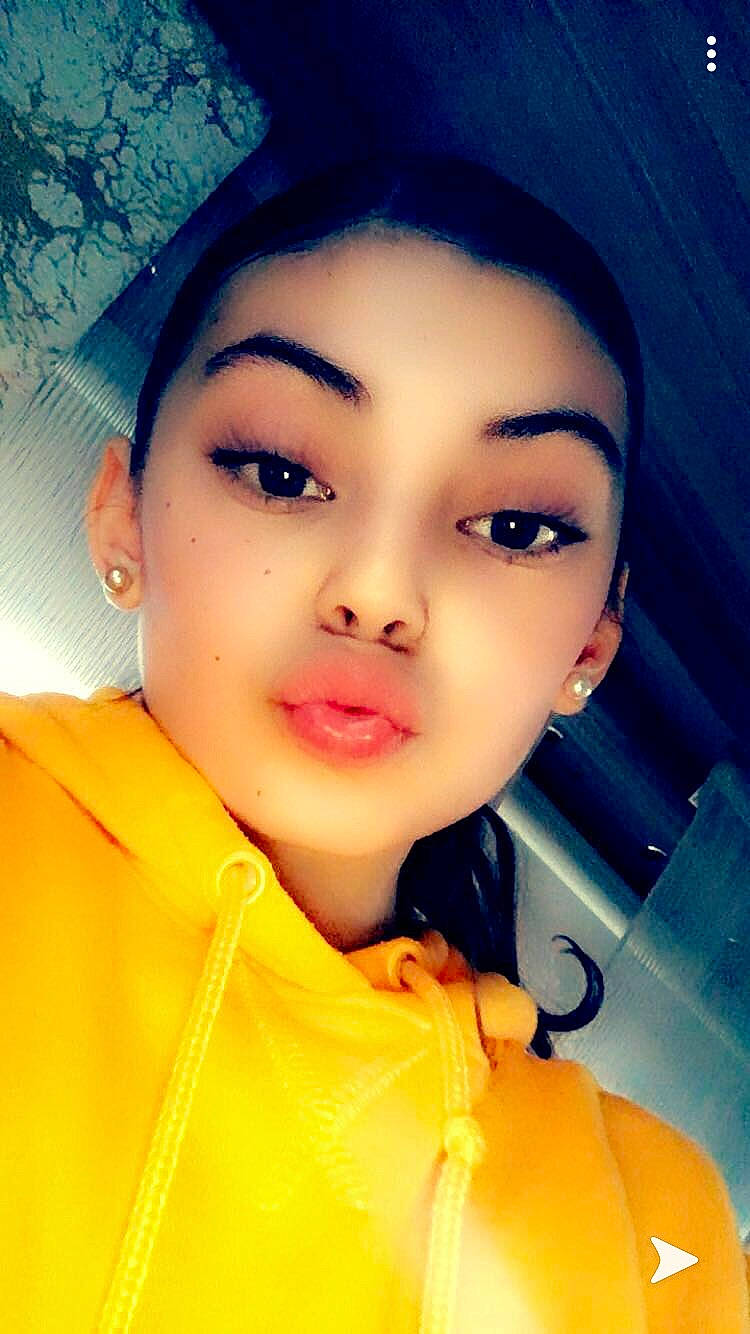 Peyton participe au concours pour gagner de l'argent avec cette photo : beauty, black_hair, cheek, chin, eye, eyebrow, eyelash, face, forehead, hair, head, lip, nose, person, photography, selfie, skin, smile, yellow