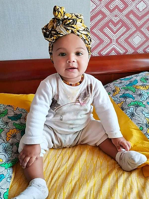April a rejoint le concours — aidez-le/la à gagner de superbes lots ! baby, baby_toddler_clothing, child, child_model, fashion_accessory, hair_accessory, headgear, headwear, person, sitting, smile, toddler