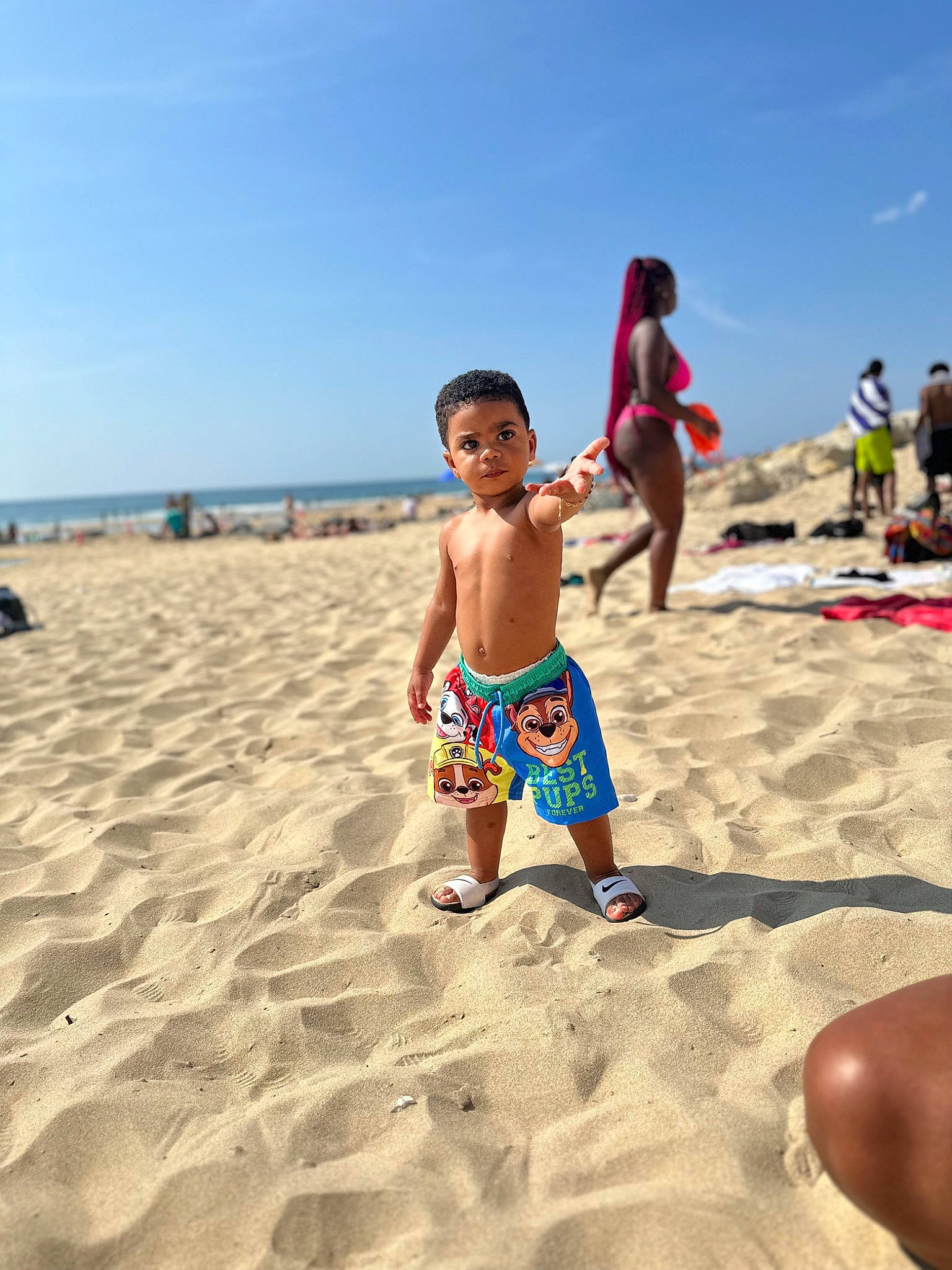 Fleming Darian a rejoint le concours — aidez-le/la à gagner de superbes lots ! azure, barefoot, beach, board_short, fun, happy, holiday, horizon, leisure, morning, natural_environment, people_on_beach, person, sand, shore, shorts, sky, toddler, travel, trunks