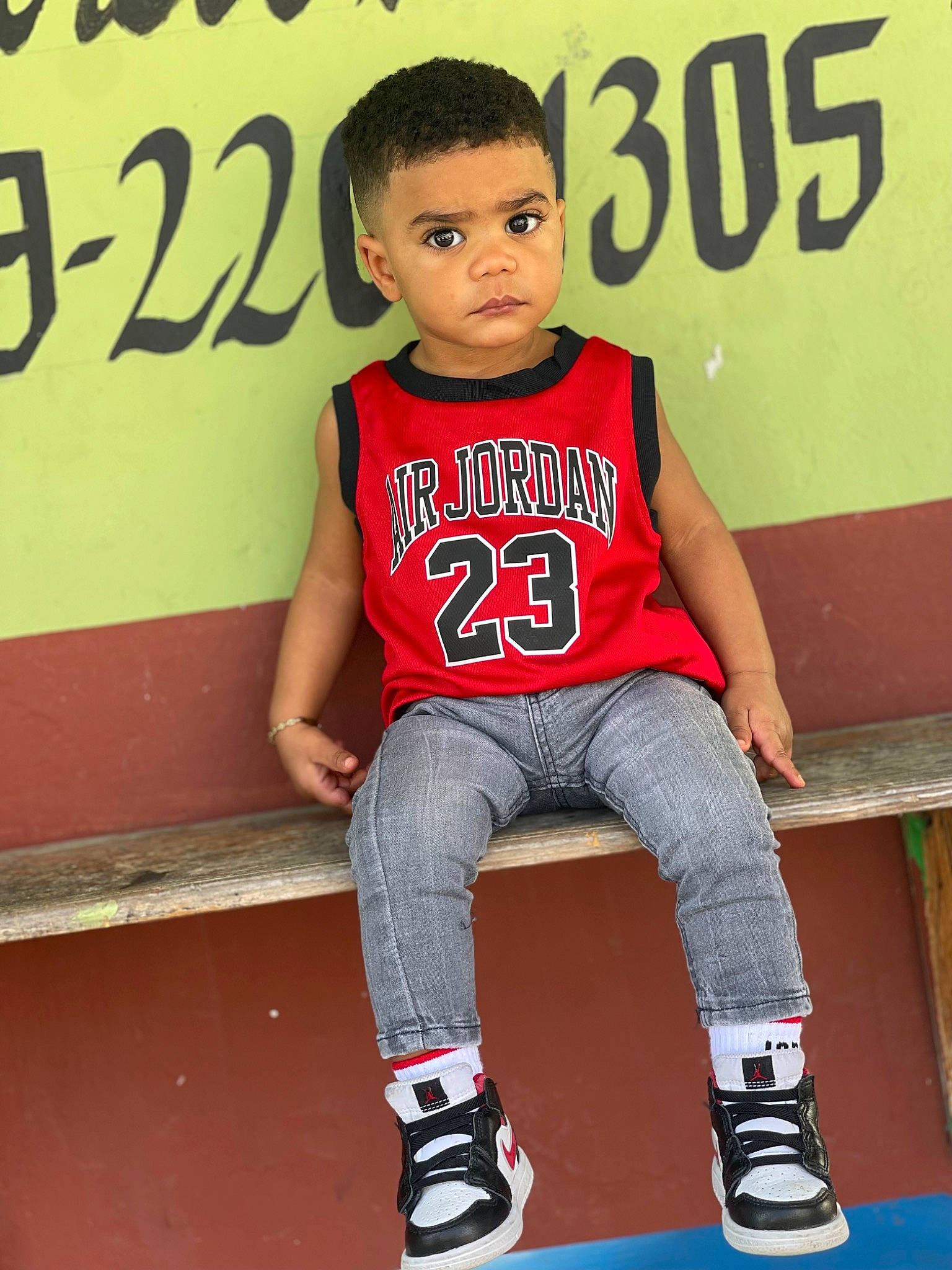 Fleming Darian participe au concours pour gagner de l'argent avec cette photo : arm, chin, cool, eye, flash_photography, footwear, forehead, happy, human, joint, knee, leg, neck, person, red, skin, sleeve, style, t_shirt, thigh