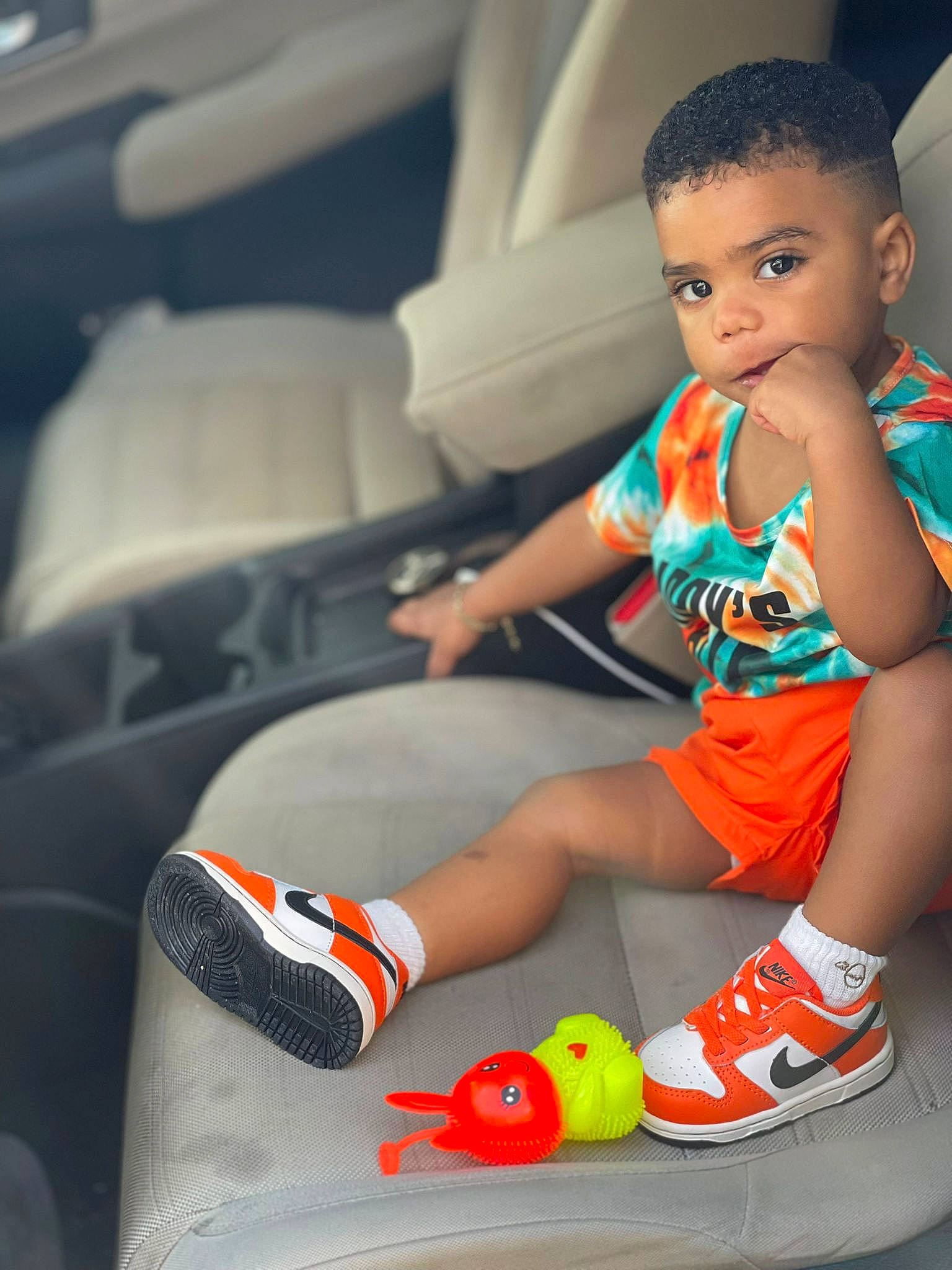 Fleming Darian participe au concours pour gagner de l'argent avec cette photo : automotive_design, ball, bumper, car, carmine, flooring, foot, fun, human_leg, knee, leg, leisure, person, recreation, shoe, shorts, sitting, thigh, toddler, toy