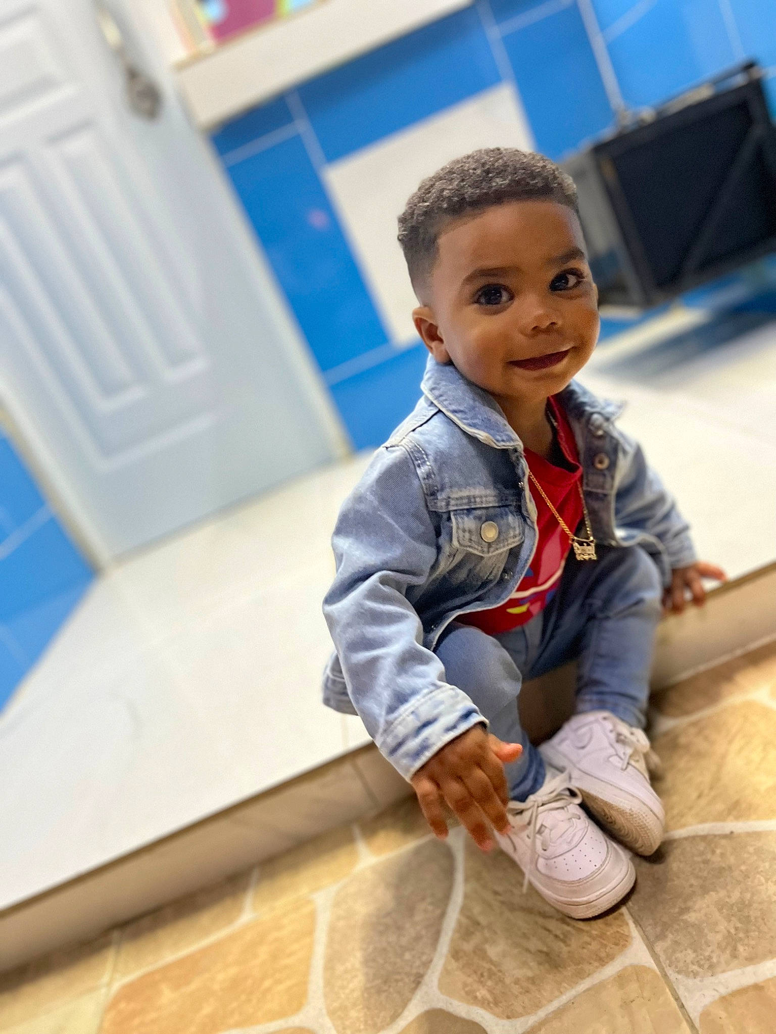 Fleming Darian a rejoint le concours — aidez-le/la à gagner de superbes lots ! blue, child, denim, electric_blue, fashion_design, floor, flooring, fun, happy, hardwood, leisure, person, portrait_photography, room, sitting, sleeve, smile, suit, toddler, wood