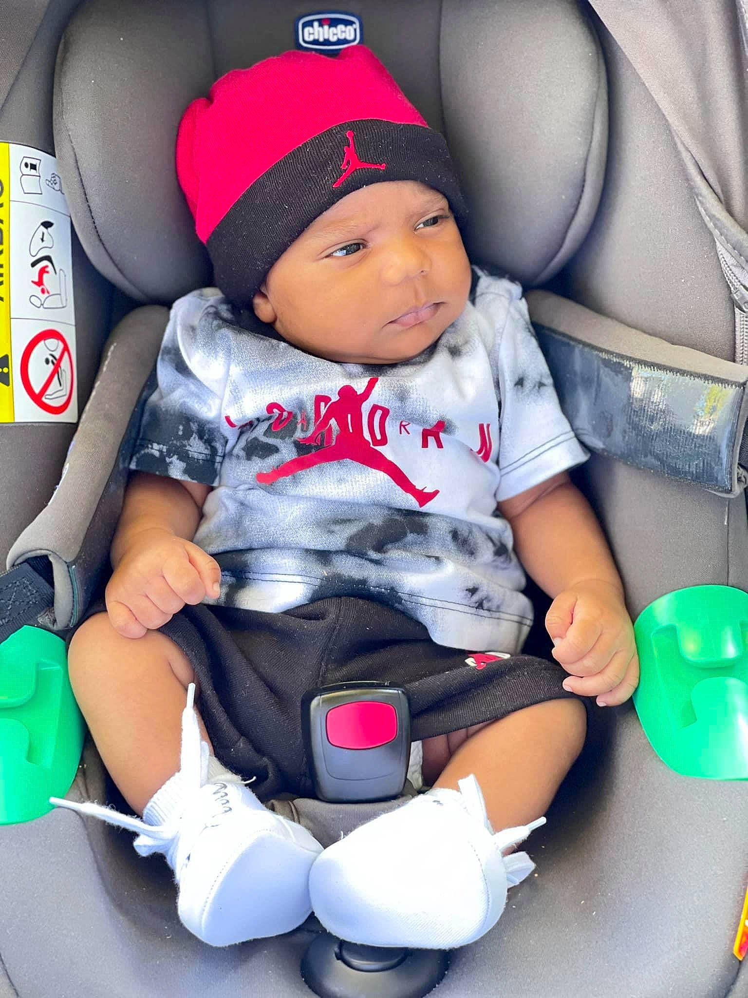 Darian Lucas a rejoint le concours — aidez-le/la à gagner de superbes lots ! auto_part, baby, baby_carriage, baby_in_car_seat, baby_products, baby_toddler_clothing, baseball_cap, cap, car_seat, child, comfort, fun, headwear, lap, person, shoe, sitting, sneakers, thigh, toddler