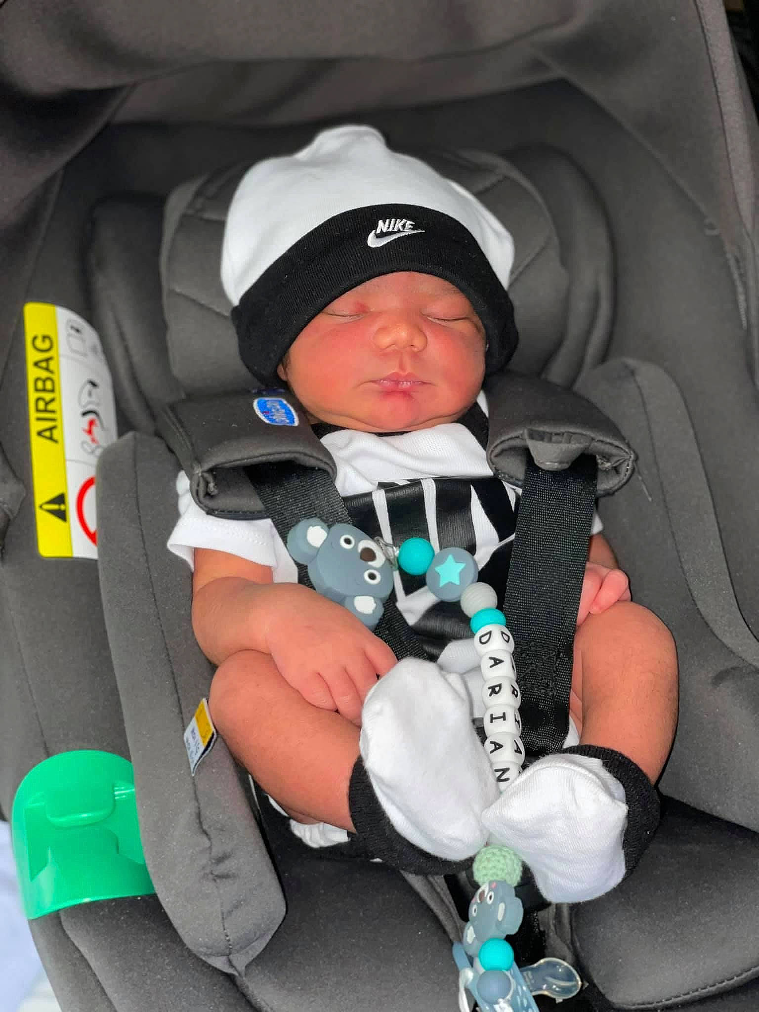 Darian Lucas a rejoint le concours — aidez-le/la à gagner de superbes lots ! auto_part, baby, baby_carriage, baby_products, baby_safety, baby_toddler_clothing, car_seat, child, comfort, electric_blue, fun, head_restraint, headwear, lap, person, product, sitting, toddler, white