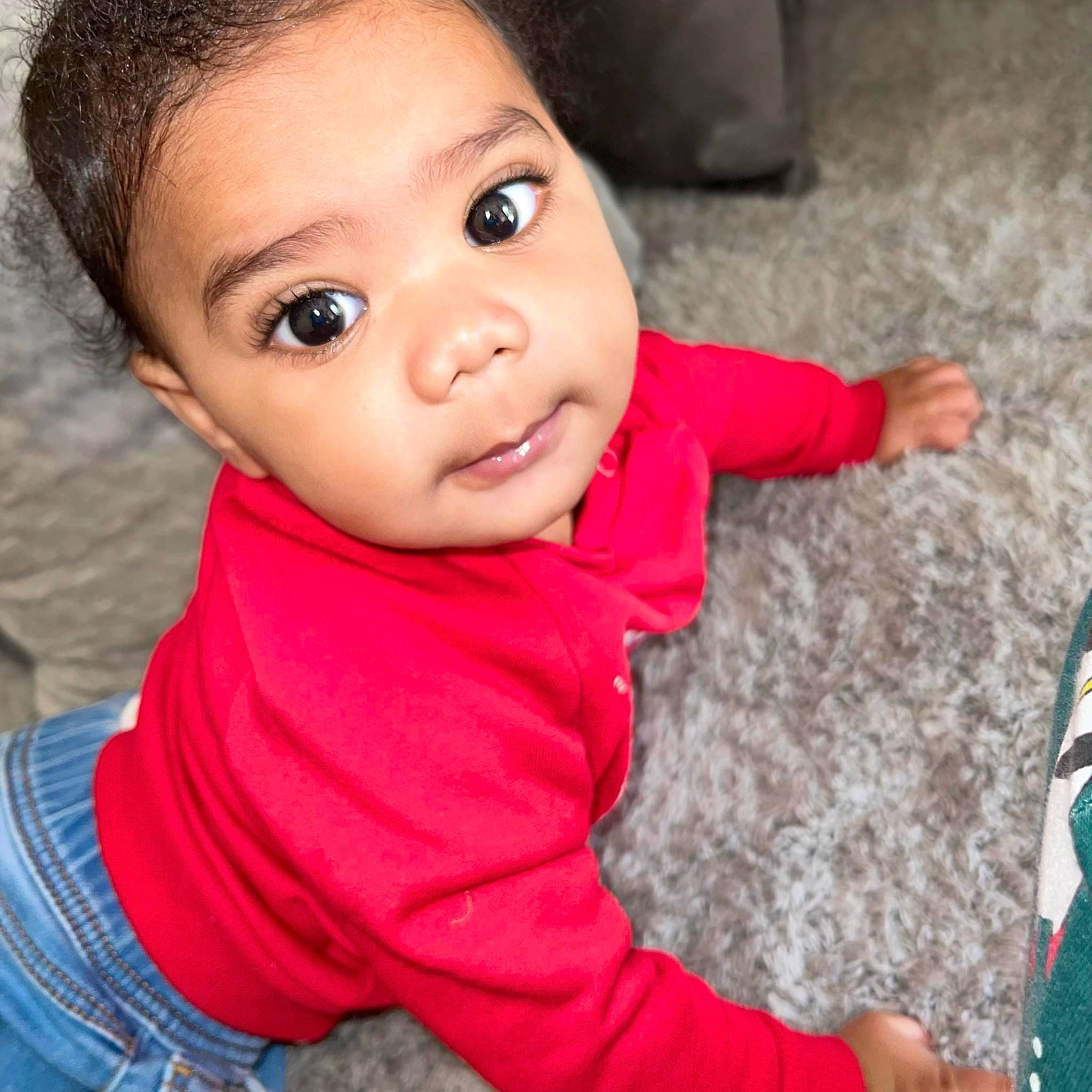 Darian Lucas a rejoint le concours — aidez-le/la à gagner de superbes lots ! baby, baby_toddler_clothing, cheek, child, elbow, eye, eyebrow, eyelash, flash_photography, fun, happy, iris, lip, nose, person, sitting, skin, sleeve, smile, thumb