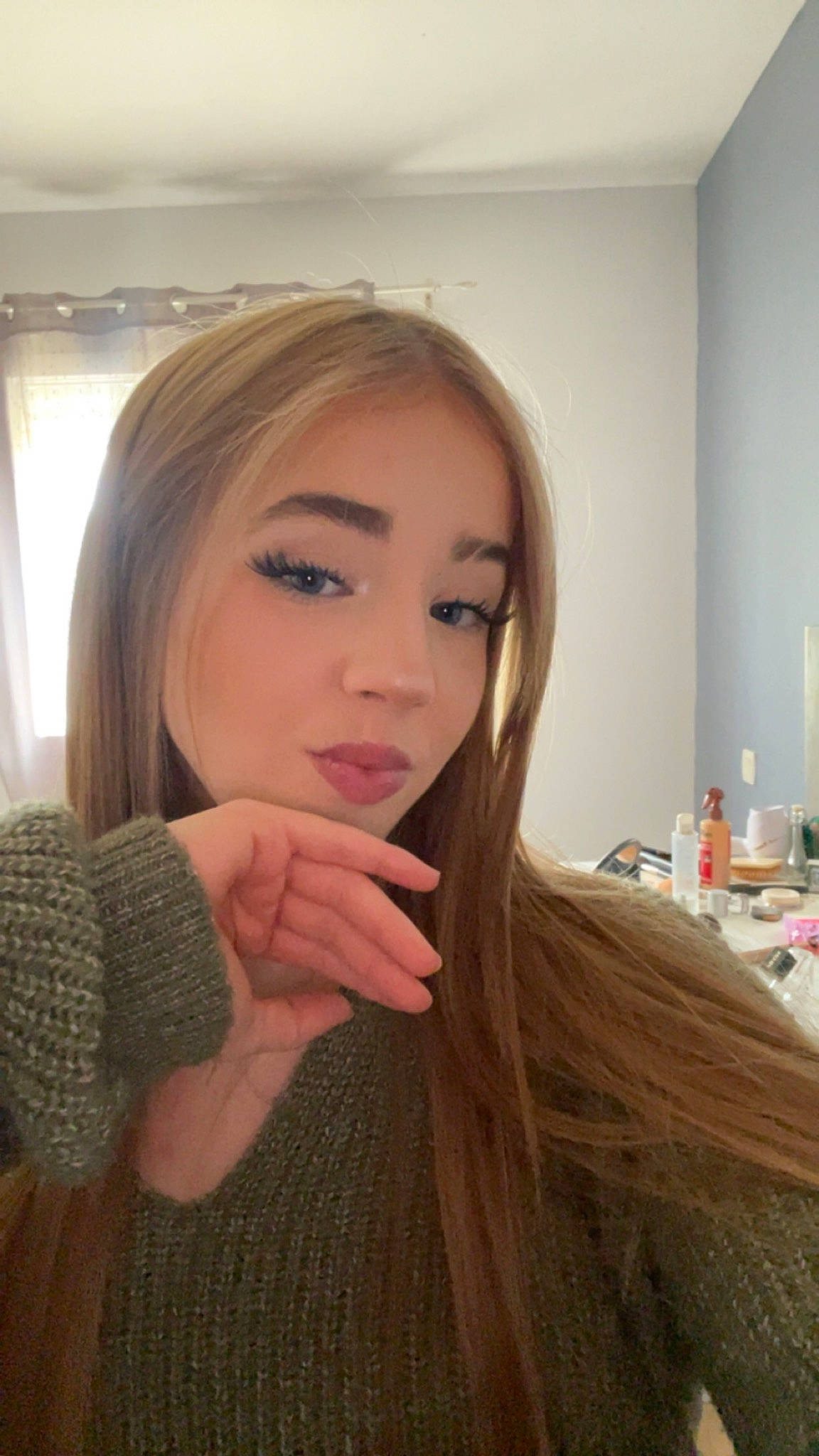 Louna a rejoint le concours — aidez-le/la à gagner de superbes lots ! blond, cheek, chin, curtain, eyebrow, eyelash, gesture, hair, iris, jaw, layered_hair, lip, lipstick, long_hair, makeover, mouth, neck, nose, person, shoulder