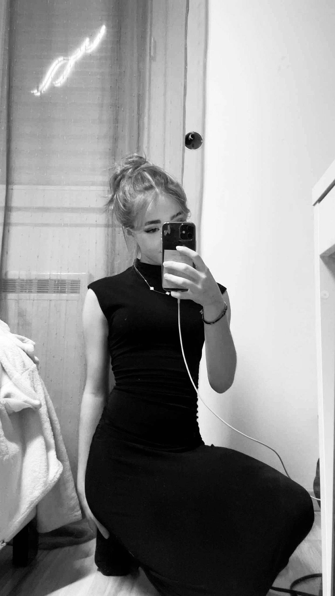 Louna participe au concours pour gagner de l'argent avec cette photo : abdomen, black_and_white, chest, elbow, eyewear, fashion_design, flash_photography, gesture, human_leg, monochrome, monochrome_photography, person, room, sitting, sleeve, style, t_shirt, thigh, trunk, vision_care