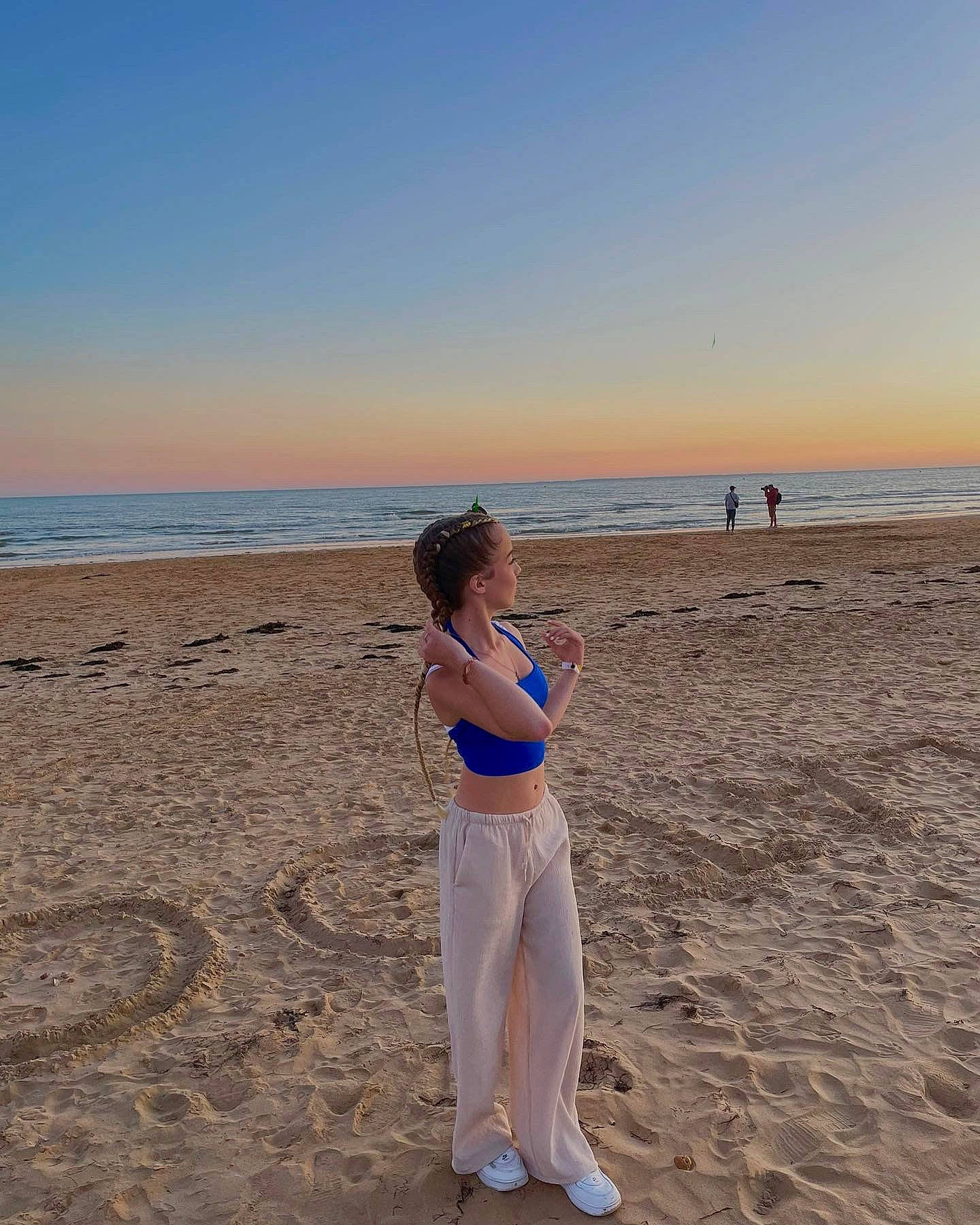 Louna a rejoint le concours — aidez-le/la à gagner de superbes lots ! beach, cloud, electric_blue, fun, happy, horizon, human_leg, landscape, leg, long_hair, people_in_nature, people_on_beach, person, sky, summer, thigh, travel, waist, water, wind_wave