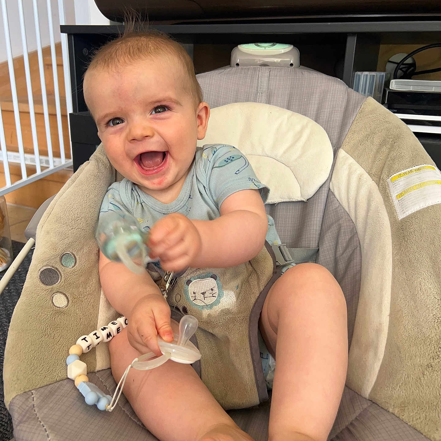 Timeo participe au concours pour gagner de l'argent avec cette photo : baby, baby_seat, child, clothing, cushion, cute, face, foot, hand, happy, home, indoor, infant, pacifier, person, playful, seat, smiling, toy, young