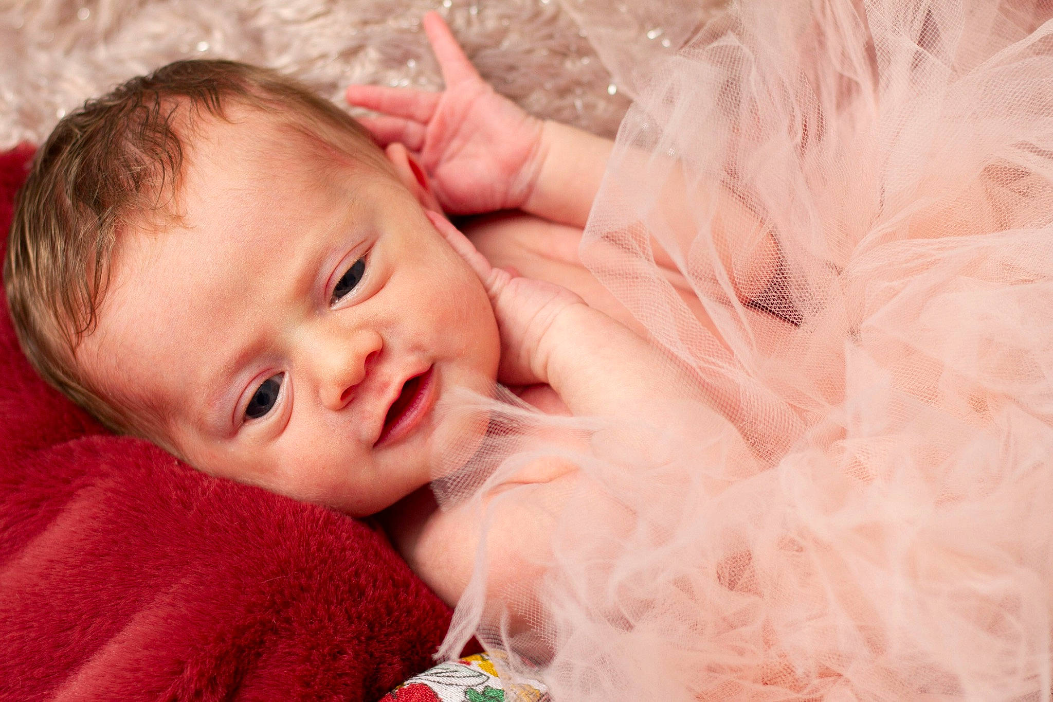 Lou participe au concours pour gagner de l'argent avec cette photo : baby, cheek, comfort, ear, eye, eyebrow, face, facial_expression, gesture, hair, hairstyle, happy, head, iris, lip, nose, person, pink, skin, textile