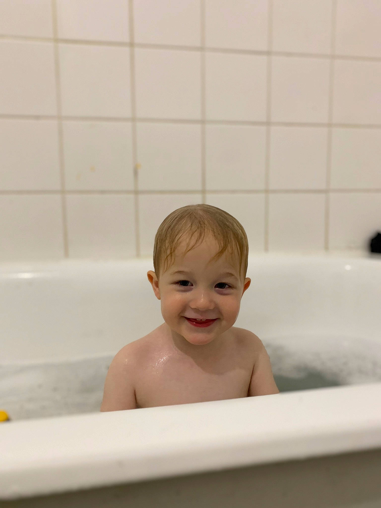 Tyméo participe au concours pour gagner de l'argent avec cette photo : baby, baby_bathing, bathing, bathroom, bathtub, child, circle, composite_material, fluid, fun, happy, joy, liquid, person, plumbing, rectangle, room, smile, toddler, water