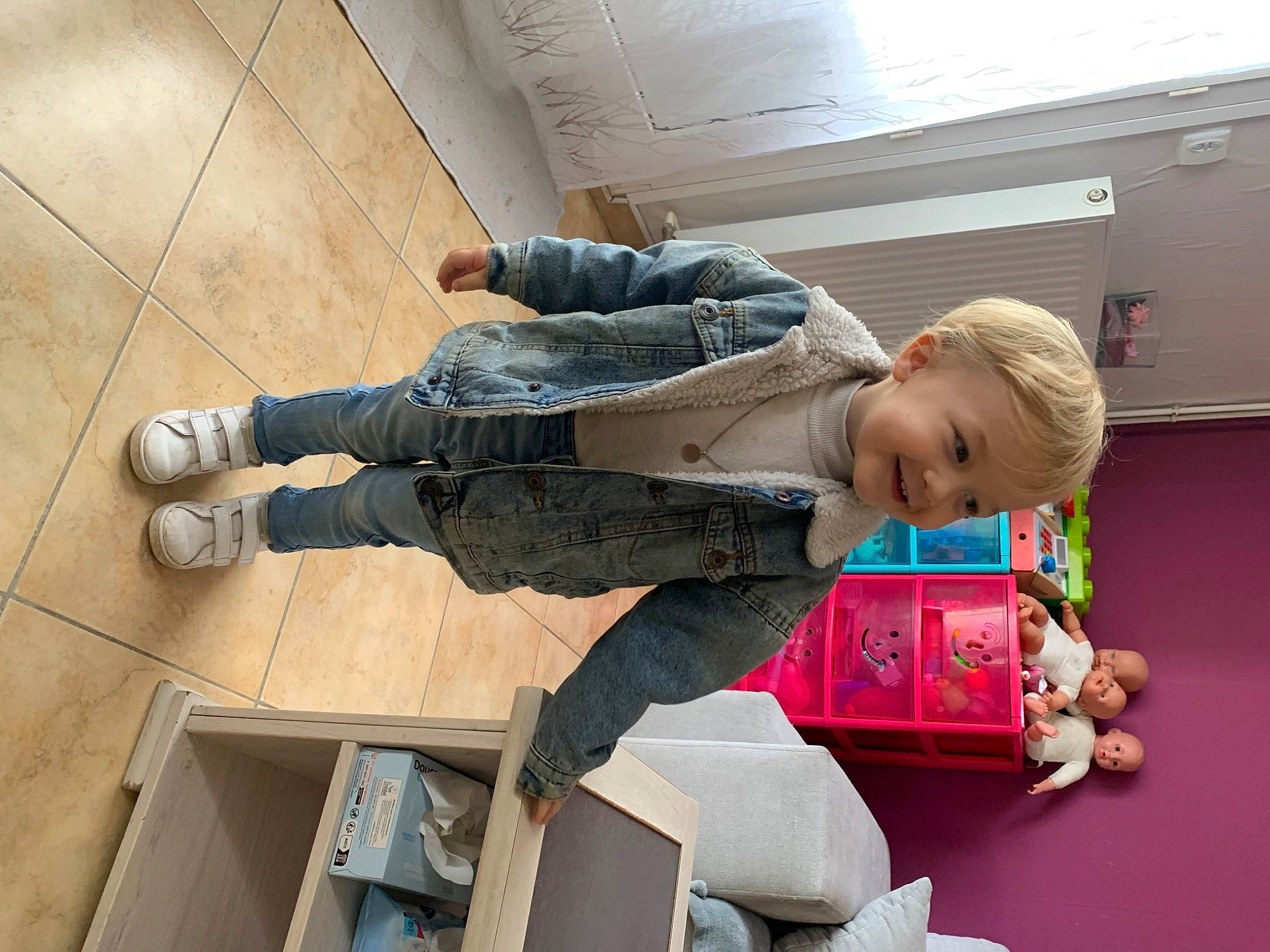 Tyméo participe au concours pour gagner de l'argent avec cette photo : baby, child, comfort, couch, denim, floor, flooring, fun, holiday, joy, knee, leisure, outdoor_shoe, person, room, sitting, smile, sneakers, teddy_bear, toddler