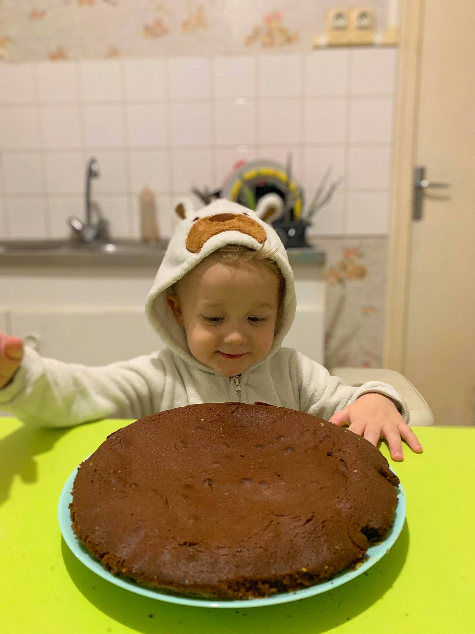 Tyméo a rejoint le concours — aidez-le/la à gagner de superbes lots ! baked_goods, birthday, birthday_cake, buttercream, cake, cake_decorating, cuisine, dessert, dish, food, hat, icing, ingredient, person, plate, recipe, smile, sugar_paste, table, tableware