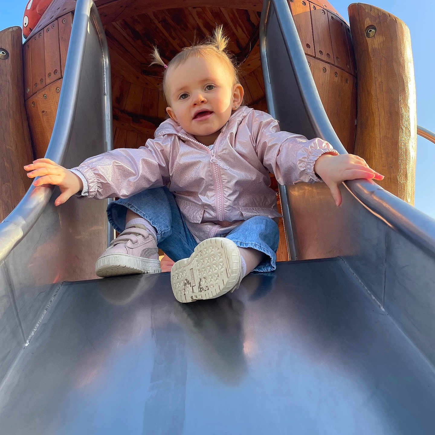 Victorya participe au concours pour gagner de l'argent avec cette photo : candid, child, cute, infant, jacket, metal_slide, outdoor, pigtails, pink_jacket, playground, playing, portrait, shoe, sky, slide, smile, sneakers, sunlight, toddler, wooden_structure