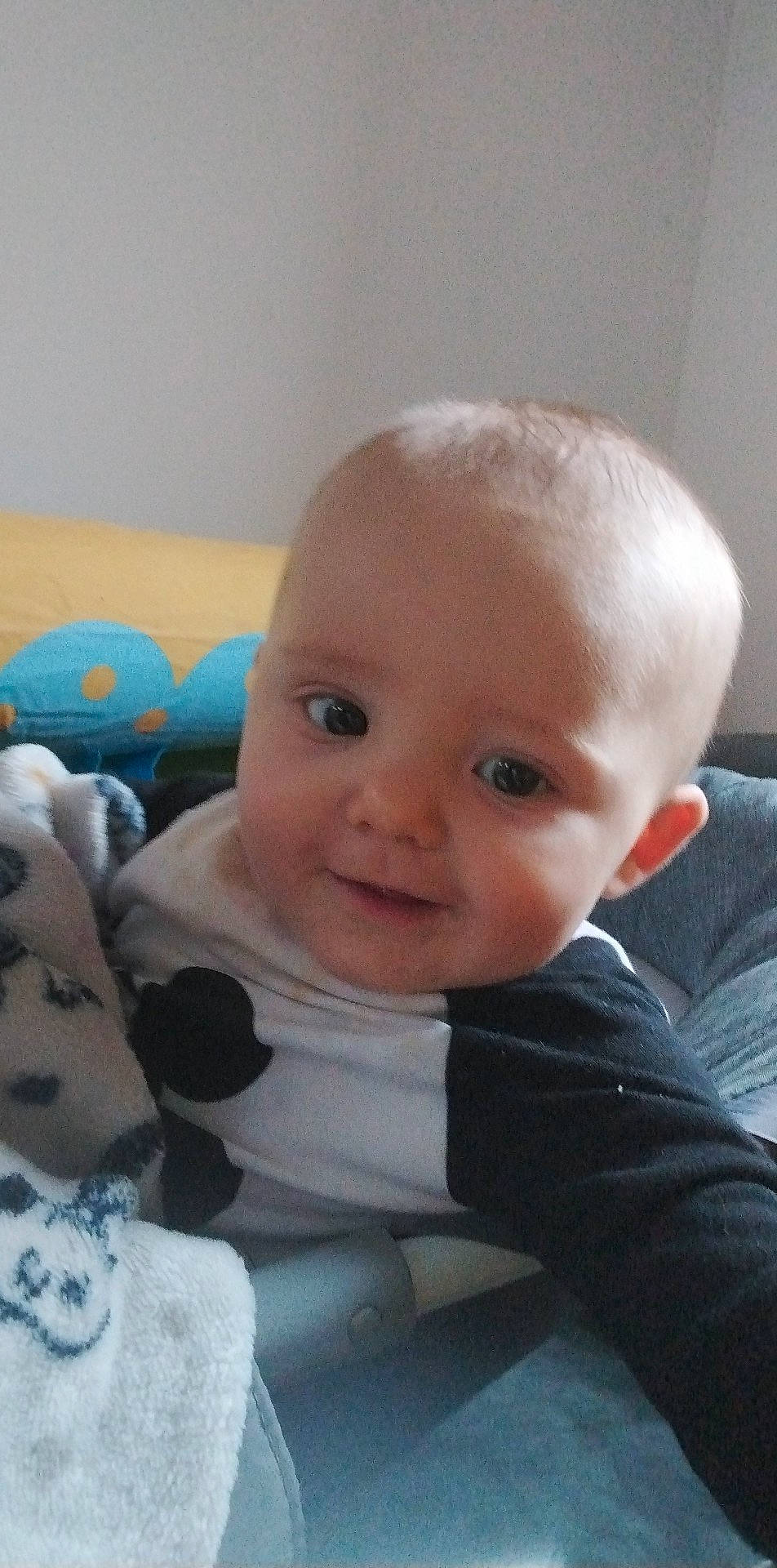 Yloann participe au concours pour gagner de l'argent avec cette photo : baby, baby_toddler_clothing, cheek, child, comfort, eyebrow, finger, flooring, fun, head, iris, linens, mouth, nose, person, room, sitting, skin, sleeve, smile