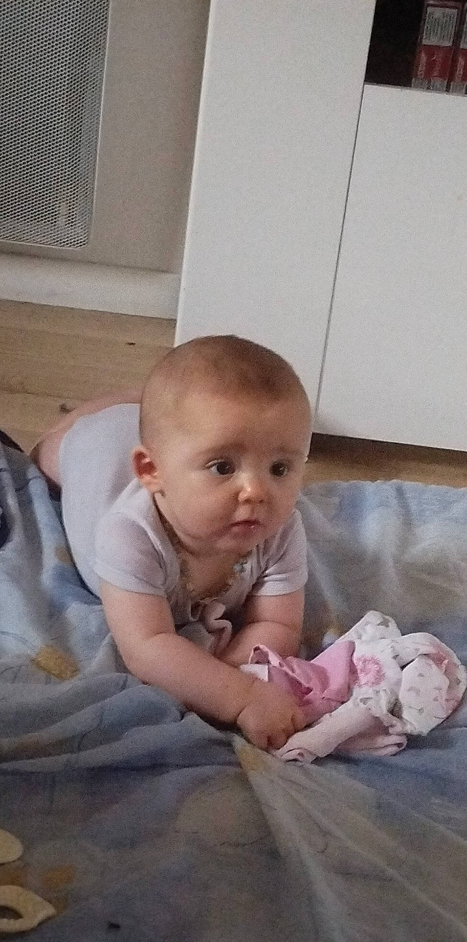 Yloann a rejoint le concours — aidez-le/la à gagner de superbes lots ! baby, baby_products, baby_safety, baby_toddler_clothing, cheek, child, comfort, flooring, happy, linens, person, room, sitting, skin, thumb, toddler, wood