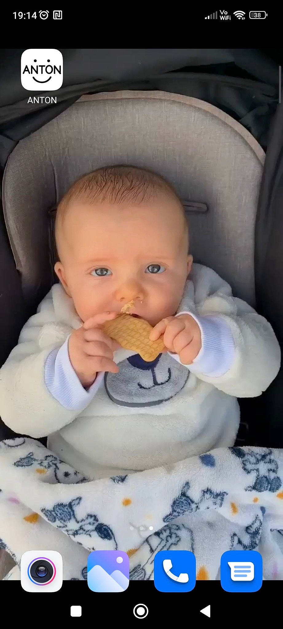 Yloann participe au concours pour gagner de l'argent avec cette photo : arm, baby, baby_in_car_seat, baby_toddler_clothing, cheek, child, chin, comfort, eye, face, finger, food_craving, iris, lip, mouth, nail, nose, person, product, skin