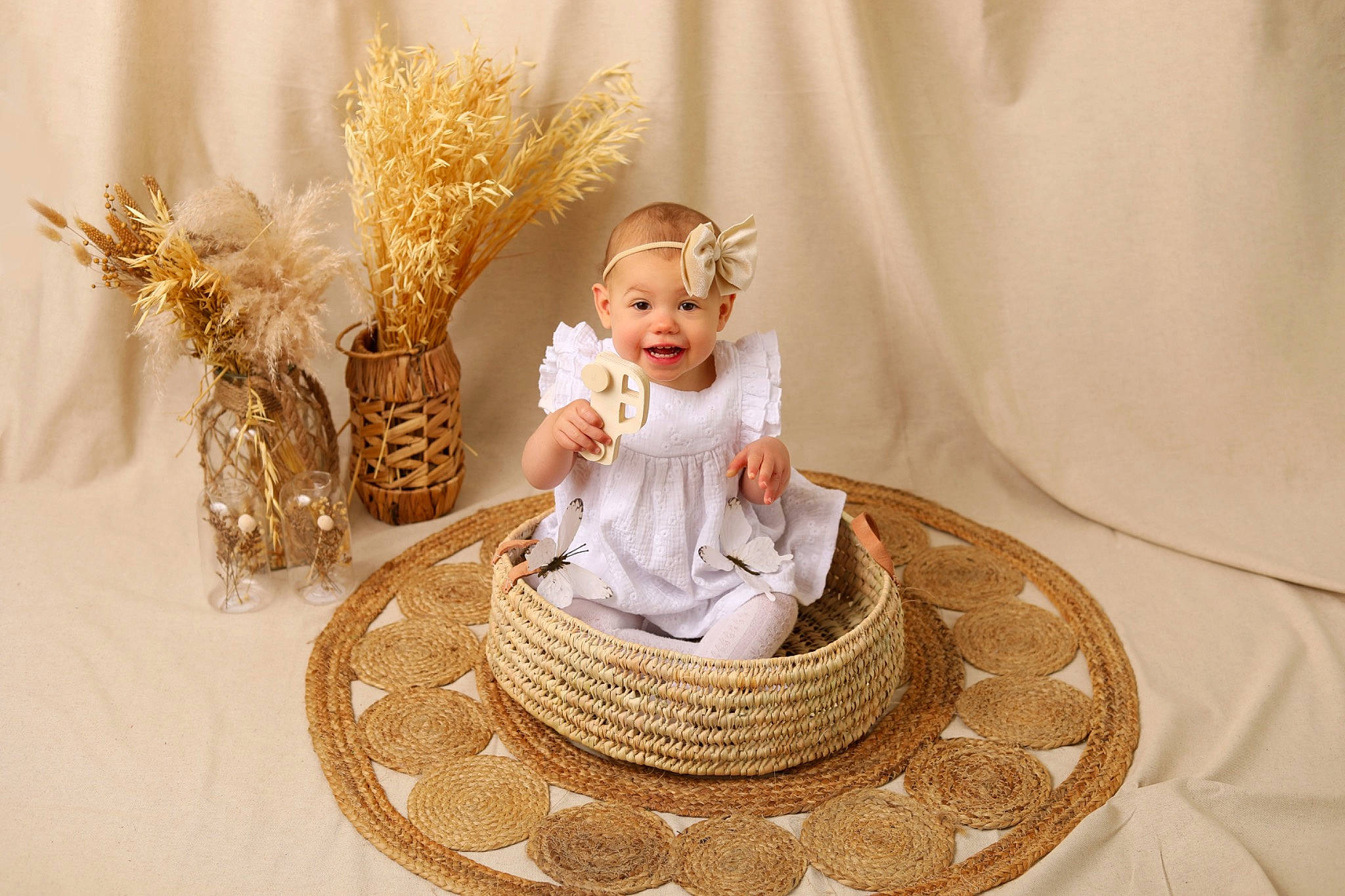 Maylina participe au concours pour gagner de l'argent avec cette photo : child, circle, costume_hat, curtain, dishware, doll, fashion_accessory, fashion_design, headpiece, jewellery, joy, metal, peach, person, porcelain, serveware, sitting, sugar_cake, toy, twig
