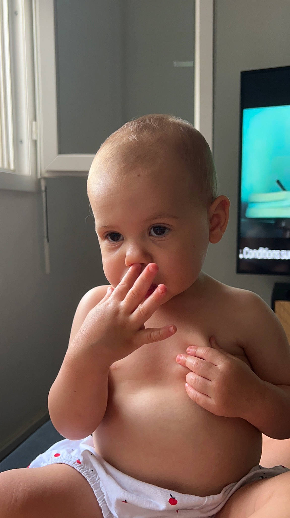 Maylina a rejoint le concours — aidez-le/la à gagner de superbes lots ! arm, cheek, chin, eye, eyebrow, eyelash, facial_expression, hairstyle, hand, human_body, joint, lip, mouth, muscle, neck, nose, person, shoulder, skin, smile