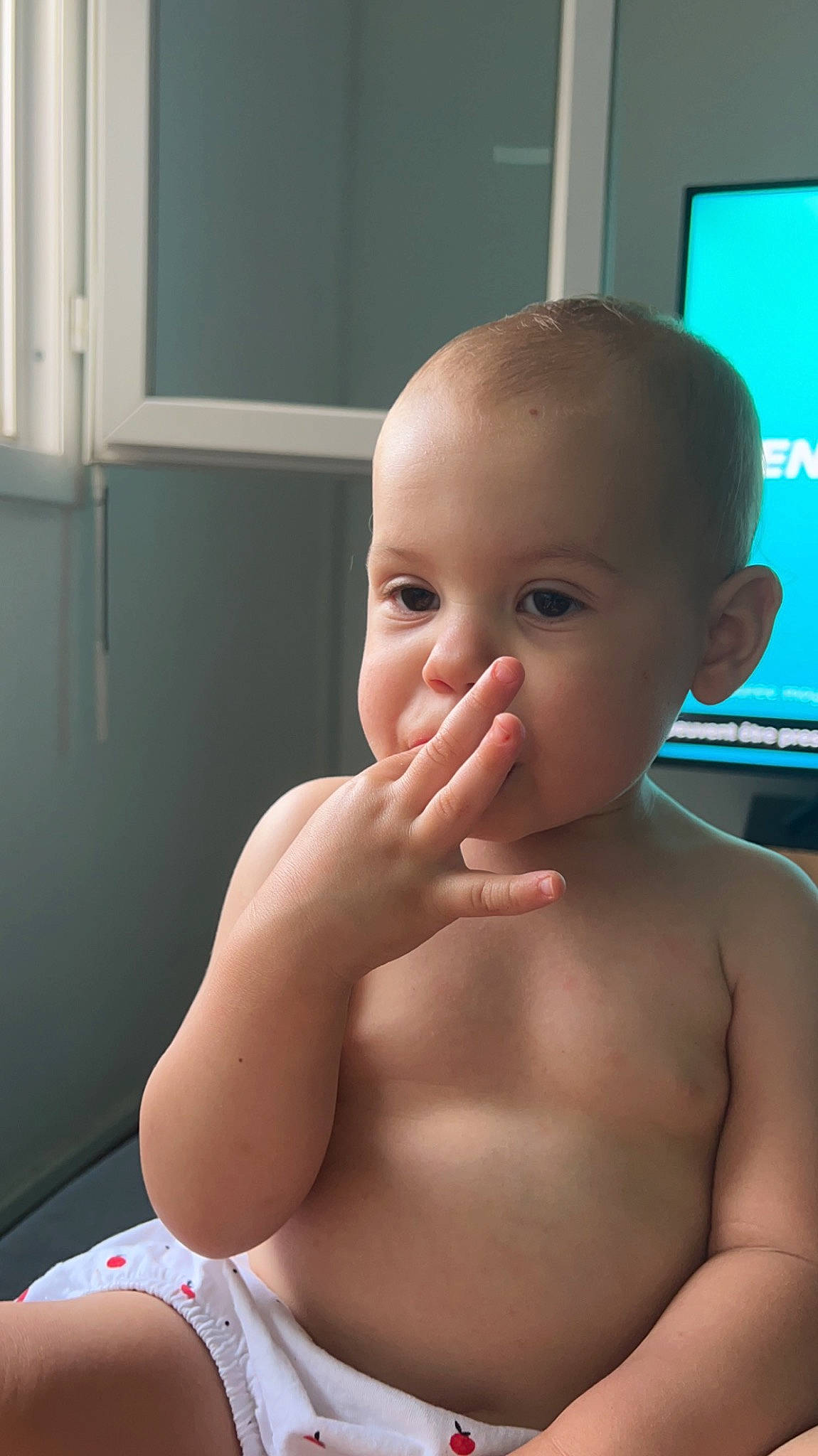 Maylina a rejoint le concours — aidez-le/la à gagner de superbes lots ! cheek, chest, chin, ear, eye, eyelash, finger, gesture, happy, human_body, iris, jaw, lip, mouth, nail, neck, nose, person, skin, smile