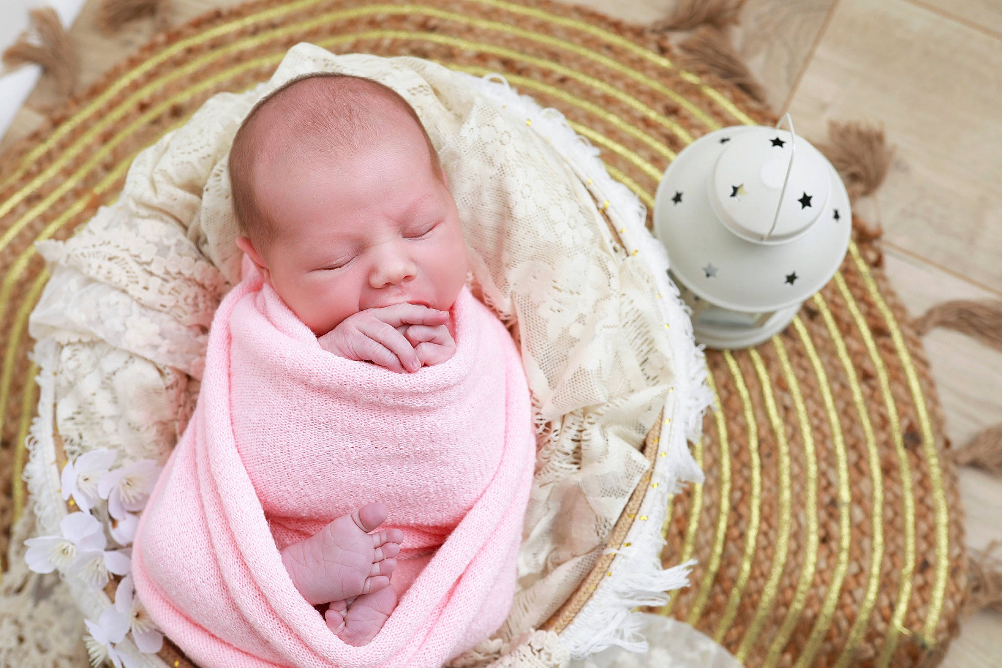 Maylina a rejoint le concours — aidez-le/la à gagner de superbes lots ! baby, baby_products, baby_safety, baby_sleeping, baby_toddler_clothing, cheek, child, comfort, event, face, happy, head, headgear, infant_bed, linens, mammal, person, skin, textile, toddler