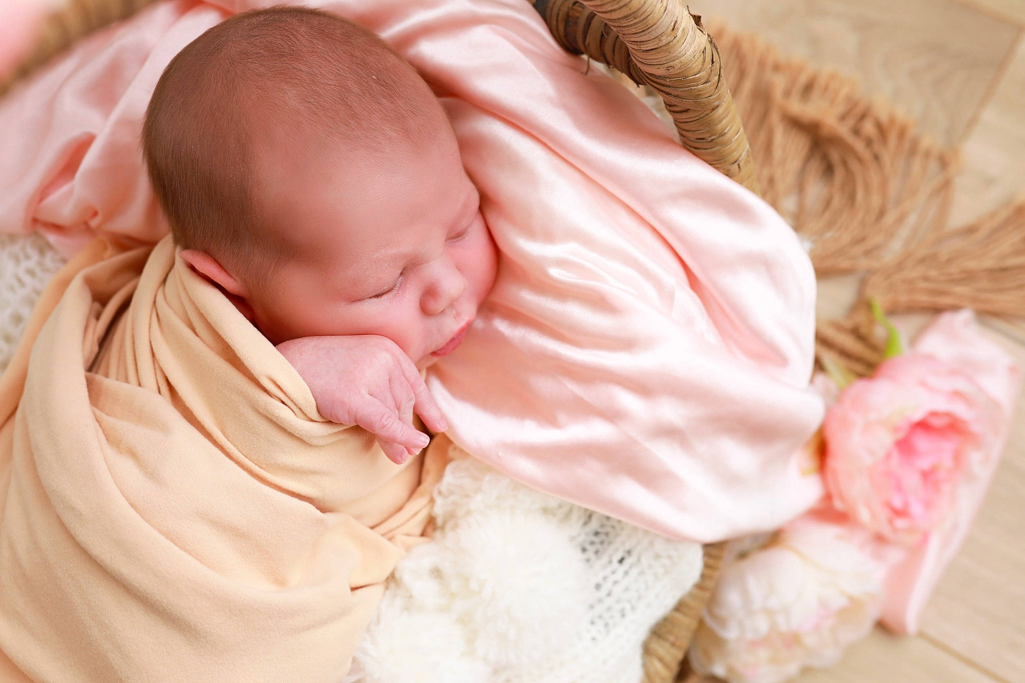 Maylina a rejoint le concours — aidez-le/la à gagner de superbes lots ! baby, baby_products, baby_sleeping, baby_toddler_clothing, bedtime, cheek, child, comfort, event, grass, hand, happy, headgear, iris, linens, nose, peach, person, pink, skin