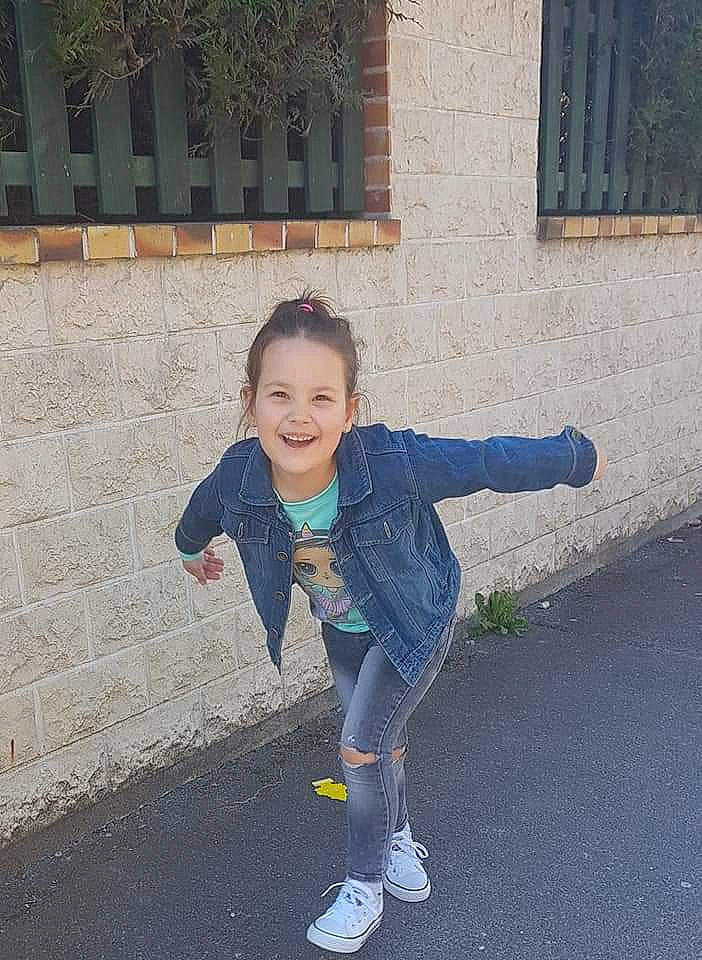 Emanuela a rejoint le concours — aidez-le/la à gagner de superbes lots ! asphalt, brick, concrete, denim, electric_blue, eye, face, flooring, grass, happy, joy, leg, leisure, person, road, road_surface, sidewalk, smile, street_fashion, toddler