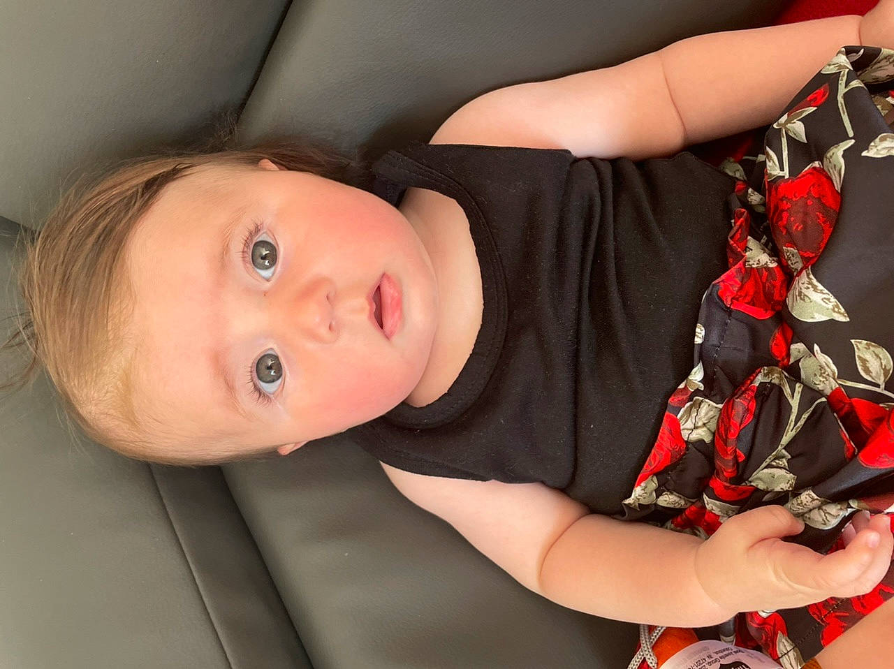 Savana a rejoint le concours — aidez-le/la à gagner de superbes lots ! arm, baby, dress, elbow, eye, facial_expression, finger, gesture, hairstyle, hand, human_body, joint, leg, lip, mouth, neck, person, plant, skin, sleeve