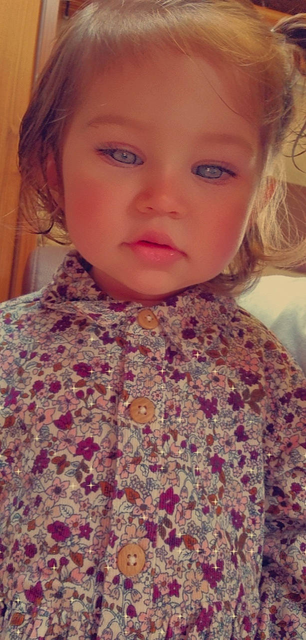 Liya a rejoint le concours — aidez-le/la à gagner de superbes lots ! cheek, collar, ear, eye, eyebrow, eyelash, hair, head, headgear, iris, jaw, lip, neck, nose, organ, outerwear, person, shoulder, skin, sleeve