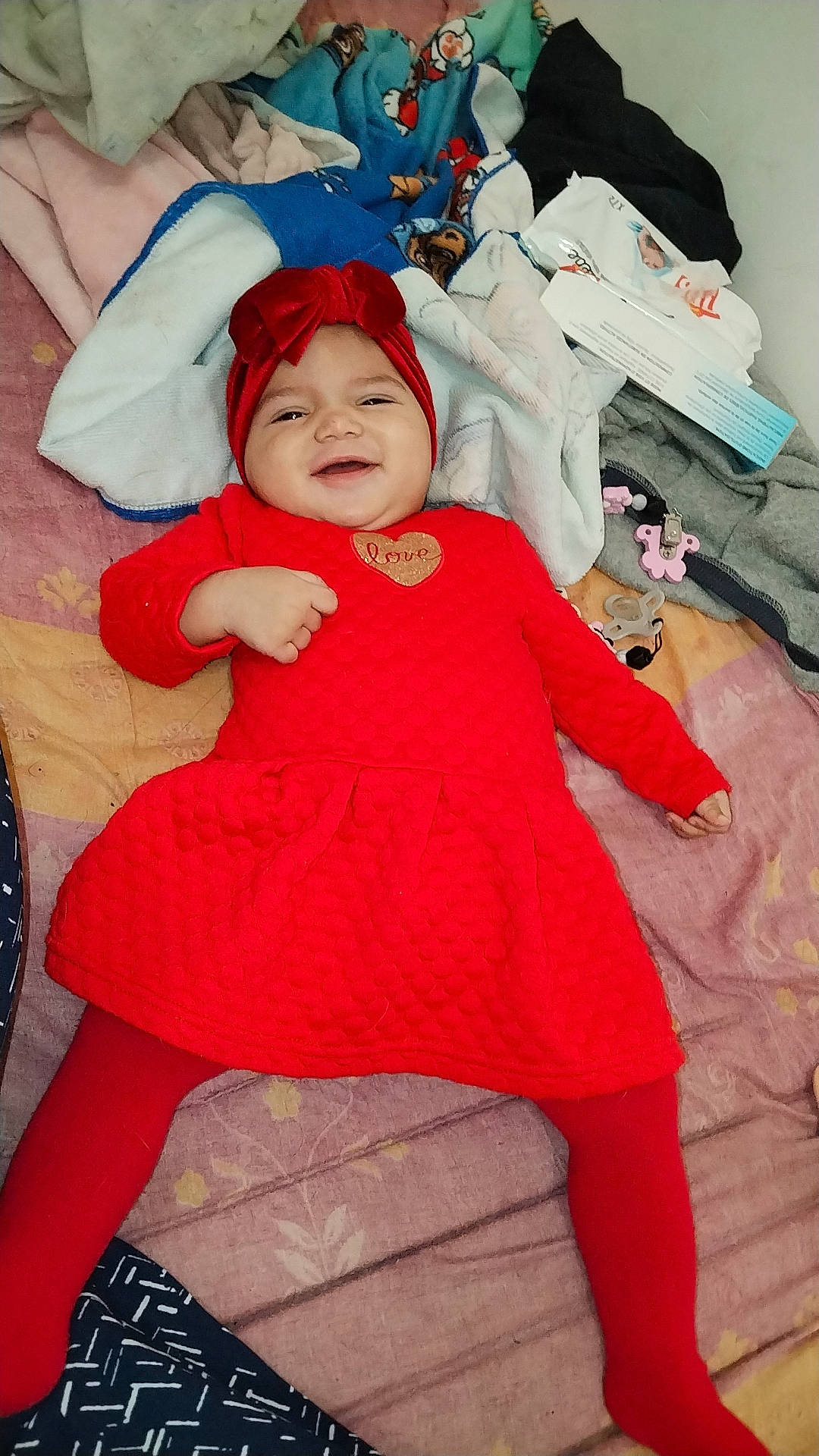 Azelyah participe au concours pour gagner de l'argent avec cette photo : baby, baby_toddler_clothing, carmine, child, comfort, event, fictional_character, fun, happy, hat, headwear, human_leg, lap, magenta, person, pink, red, sleeve, smile, textile