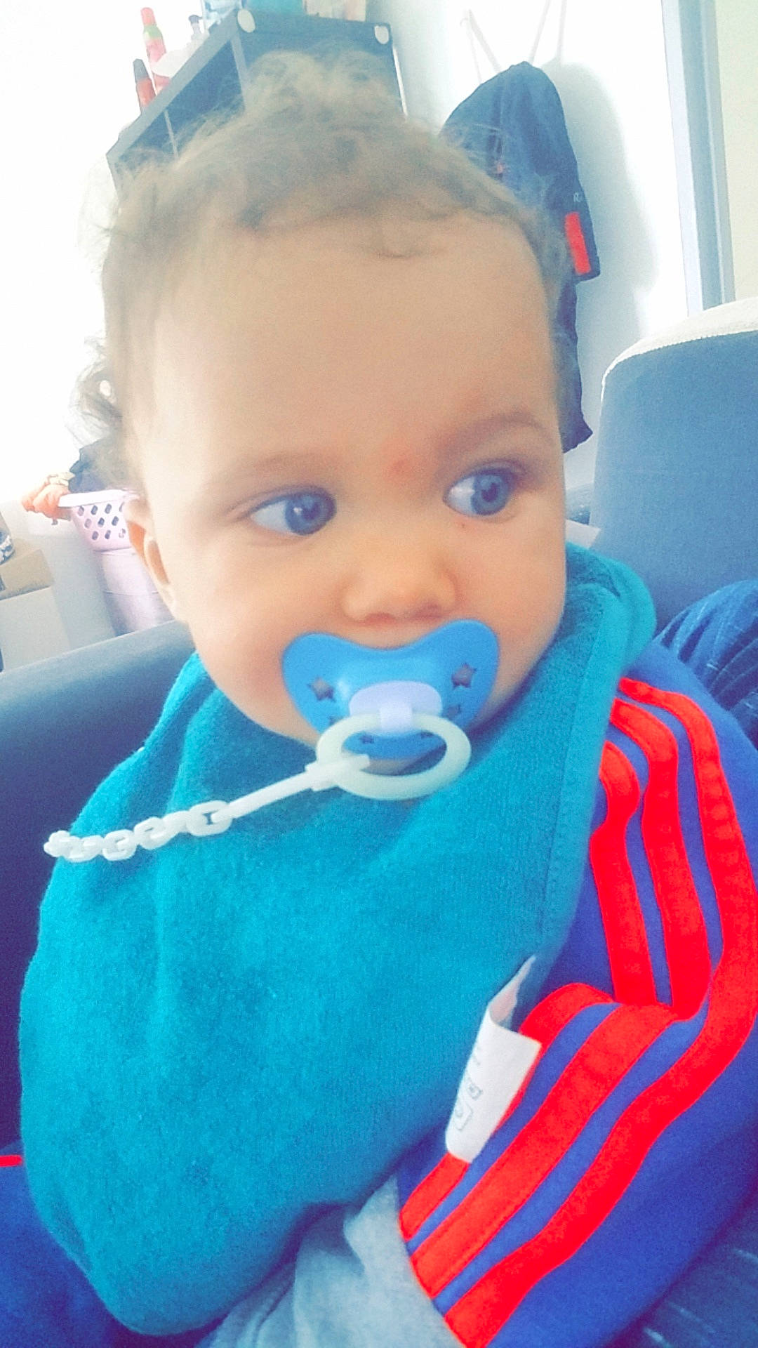 Kays a rejoint le concours — aidez-le/la à gagner de superbes lots ! azure, baby, baby_products, baby_safety, baby_toddler_clothing, bib, chair, cheek, child, comfort, electric_blue, eyelash, fun, happy, mouth, nose, person, product, sitting, sleeve