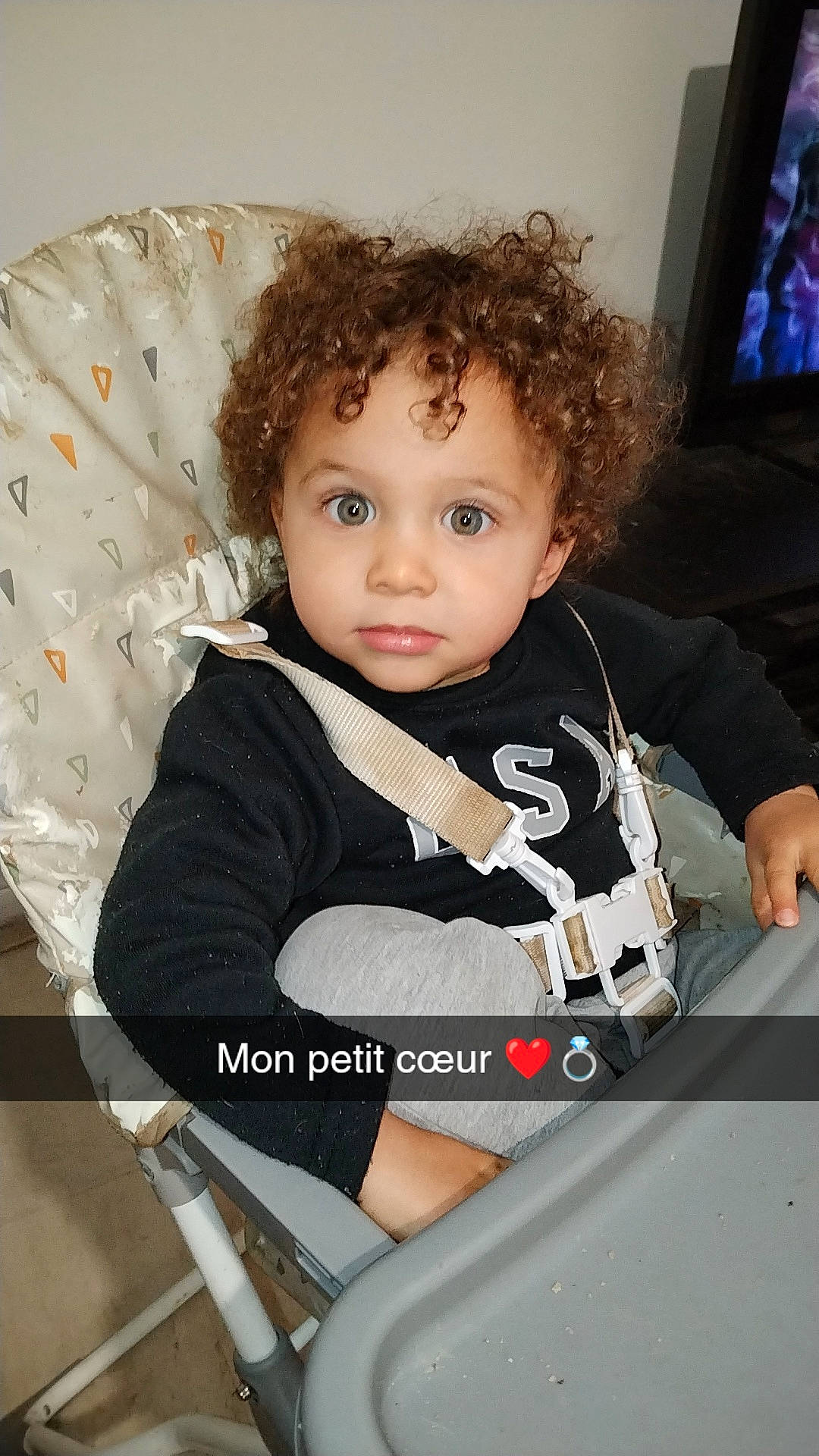 Kays participe au concours pour gagner de l'argent avec cette photo : baby, baby_products, baby_toddler_clothing, car_seat, chair, cheek, child, comfort, display_device, flash_photography, flooring, fun, hairstyle, led_backlit_lcd_display, person, room, sitting, skin, sleeve, television